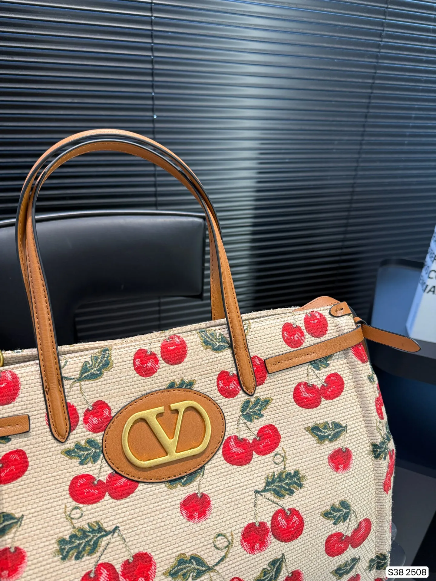 P480 Valentino Tote Bag has unlimited charm and unleashes your fashion attitude. It has a unique appearance and many cute colors to choose from. It is a fashion item that cannot be missed. It is different from the softness of canvas bags. It gives a free and easy feeling when carried on the body. It is super textured and is loved by fashionistas. Size 35 27 Item No. 2508