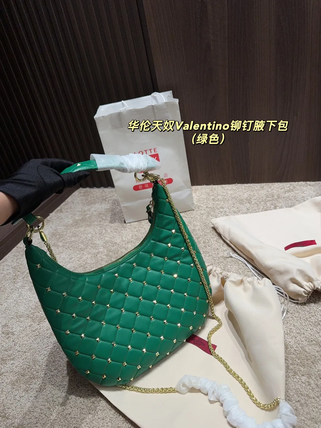 p320 with folding box ⚠️Size 16.19 Valentino rivet armpit bag Super classic Valentino rivet bag, a timeless fashion item! 💖Every style is super beautiful, classic and versatile, and perfect for fashion~✨
