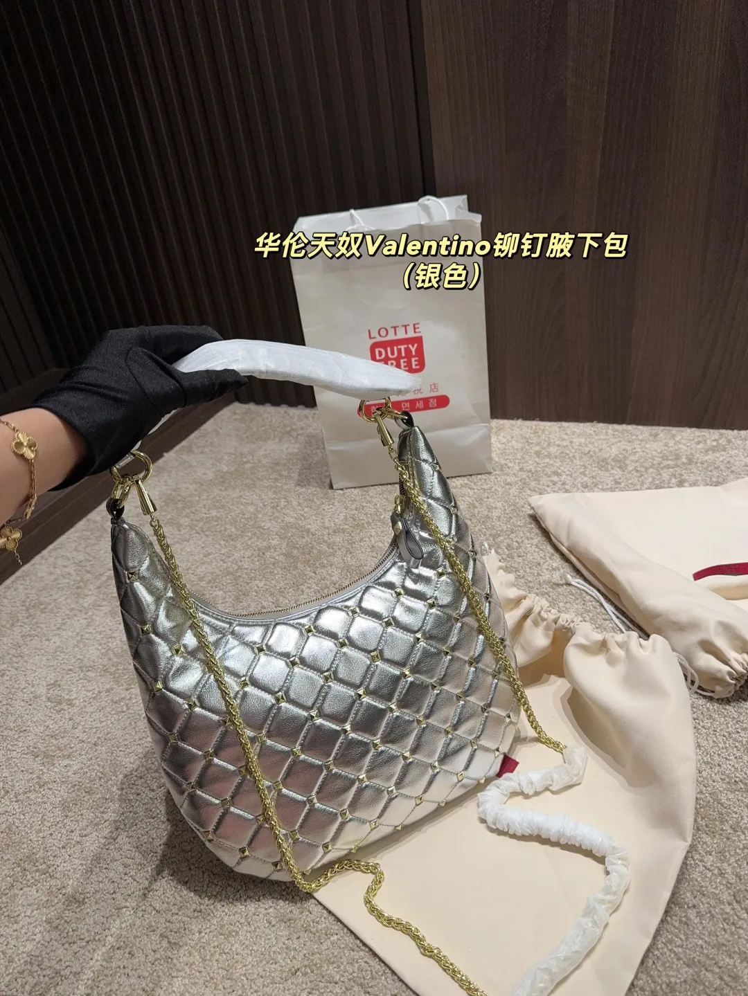 p320 with folding box ⚠️Size 16.19 Valentino rivet armpit bag Super classic Valentino rivet bag, a timeless fashion item! 💖Every style is super beautiful, classic and versatile, and perfect for fashion~✨