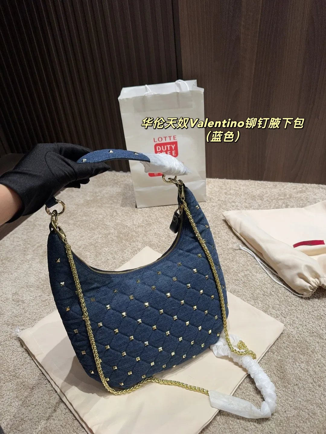 p320 with folding box ⚠️Size 16.19 Valentino rivet armpit bag Super classic Valentino rivet bag, a timeless fashion item! 💖Every style is super beautiful, classic and versatile, and perfect for fashion~✨