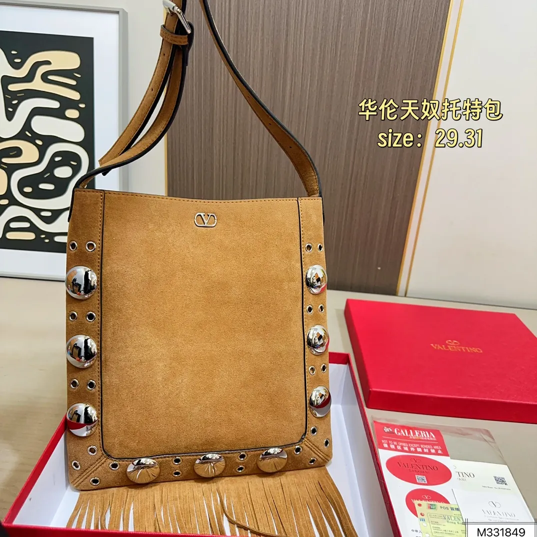 💰330 box Valentino Tote Suede rivet Tote Autumn’s new favorite | Practical and versatile bag Autumn is here, don’t you feel like it’s time to add new members to your wardrobe and bags? This versatile bag is definitely the best choice! Not only is it large in capacity, it can hold daily necessities, but it is also full of design details. Pair it with any style of outfit to create a fashionable look easily. Whether it is daily commuting or weekend gatherings, it can be perfectly held! Come and get the same style! Size 29 31