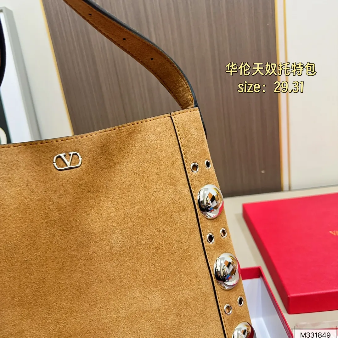 💰330 box Valentino Tote Suede rivet Tote Autumn’s new favorite | Practical and versatile bag Autumn is here, don’t you feel like it’s time to add new members to your wardrobe and bags? This versatile bag is definitely the best choice! Not only is it large in capacity, it can hold daily necessities, but it is also full of design details. Pair it with any style of outfit to create a fashionable look easily. Whether it is daily commuting or weekend gatherings, it can be perfectly held! Come and get the same style! Size 29 31