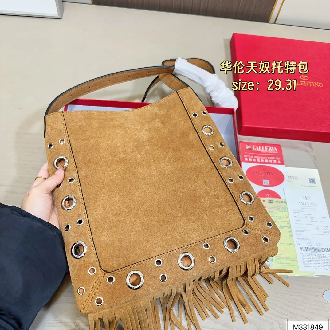 💰330 box Valentino Tote Suede rivet Tote Autumn’s new favorite | Practical and versatile bag Autumn is here, don’t you feel like it’s time to add new members to your wardrobe and bags? This versatile bag is definitely the best choice! Not only is it large in capacity, it can hold daily necessities, but it is also full of design details. Pair it with any style of outfit to create a fashionable look easily. Whether it is daily commuting or weekend gatherings, it can be perfectly held! Come and get the same style! Size 29 31