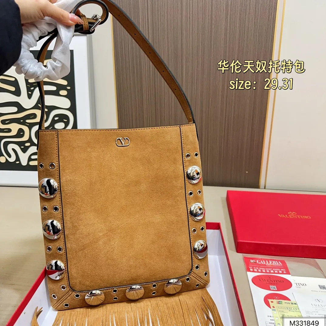 💰330 box Valentino Tote Suede rivet Tote Autumn’s new favorite | Practical and versatile bag Autumn is here, don’t you feel like it’s time to add new members to your wardrobe and bags? This versatile bag is definitely the best choice! Not only is it large in capacity, it can hold daily necessities, but it is also full of design details. Pair it with any style of outfit to create a fashionable look easily. Whether it is daily commuting or weekend gatherings, it can be perfectly held! Come and get the same style! Size 29 31