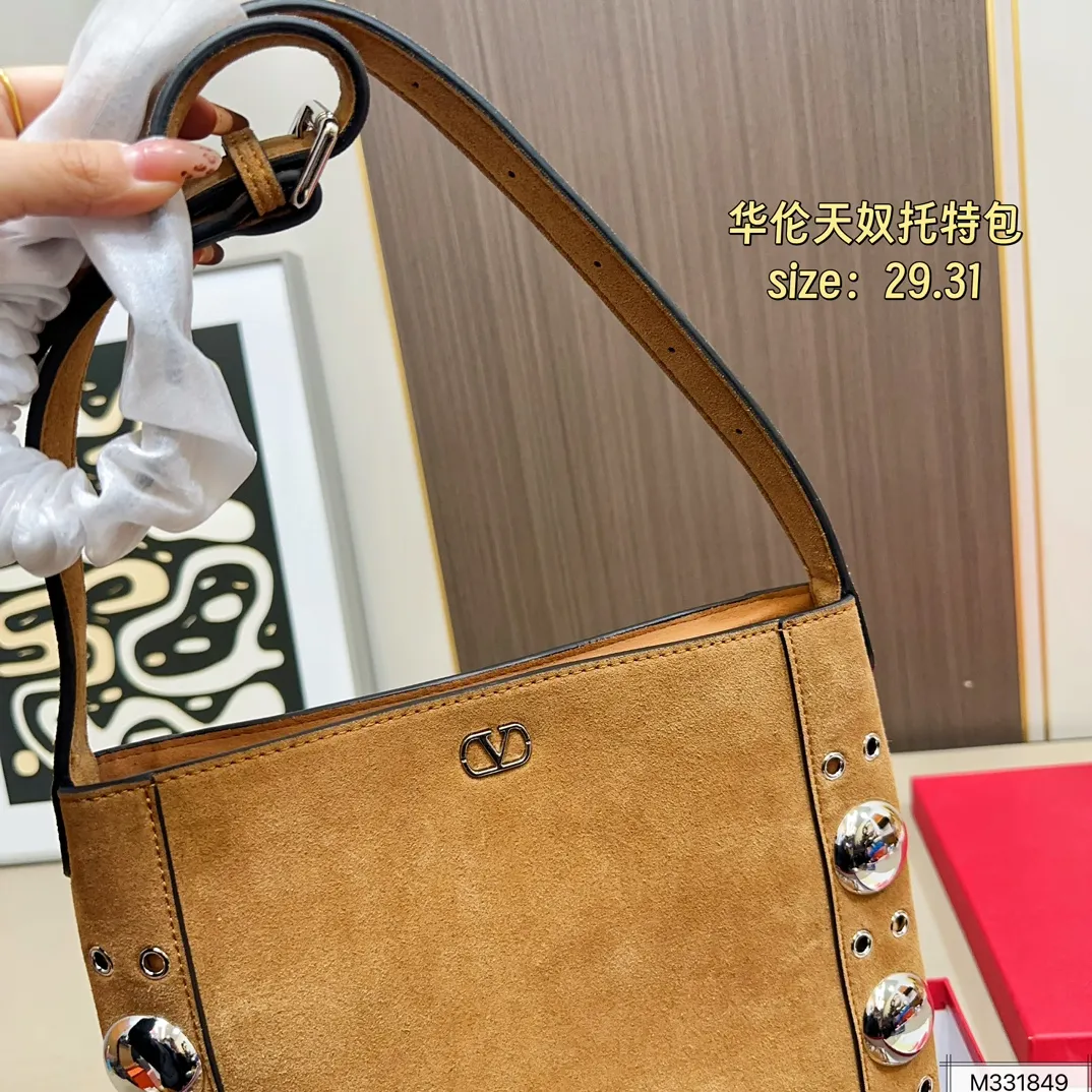 💰330 box Valentino Tote Suede rivet Tote Autumn’s new favorite | Practical and versatile bag Autumn is here, don’t you feel like it’s time to add new members to your wardrobe and bags? This versatile bag is definitely the best choice! Not only is it large in capacity, it can hold daily necessities, but it is also full of design details. Pair it with any style of outfit to create a fashionable look easily. Whether it is daily commuting or weekend gatherings, it can be perfectly held! Come and get the same style! Size 29 31
