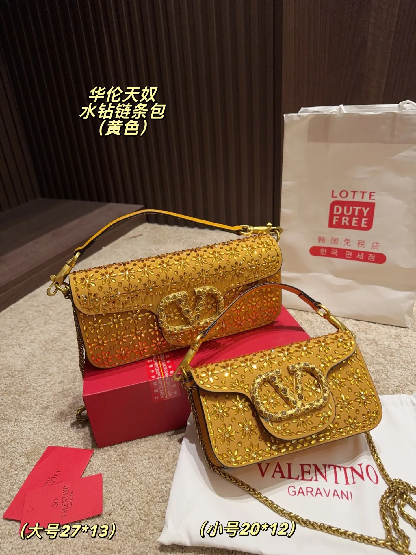 Large P400 comes with box⚠️size 27.13 Small P390 comes with box⚠️size 20.12 Valentino rhinestone chain bag Unlocks the fashion charm Can be salty or sweet The most beautiful girl on the street