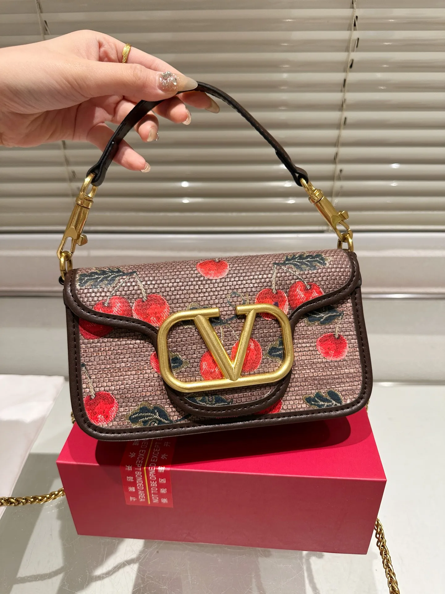 Small P350 folding box ⚠️Size 20.10 Valentino Loco shoulder bag has a high-end feel. This look is very versatile. No matter how you carry it, there is no pressure. Which girl can refuse such a beautiful bag?