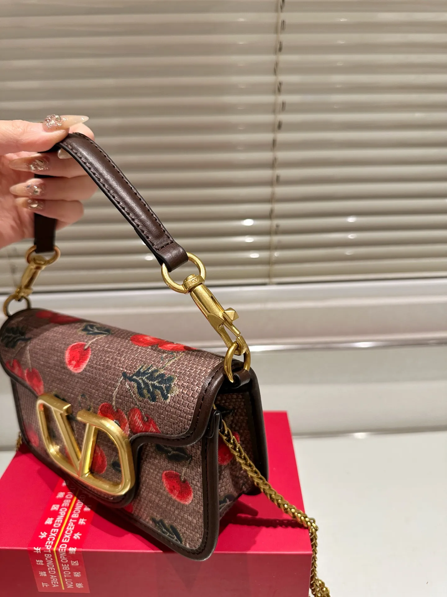 Small P350 folding box ⚠️Size 20.10 Valentino Loco shoulder bag has a high-end feel. This look is very versatile. No matter how you carry it, there is no pressure. Which girl can refuse such a beautiful bag?