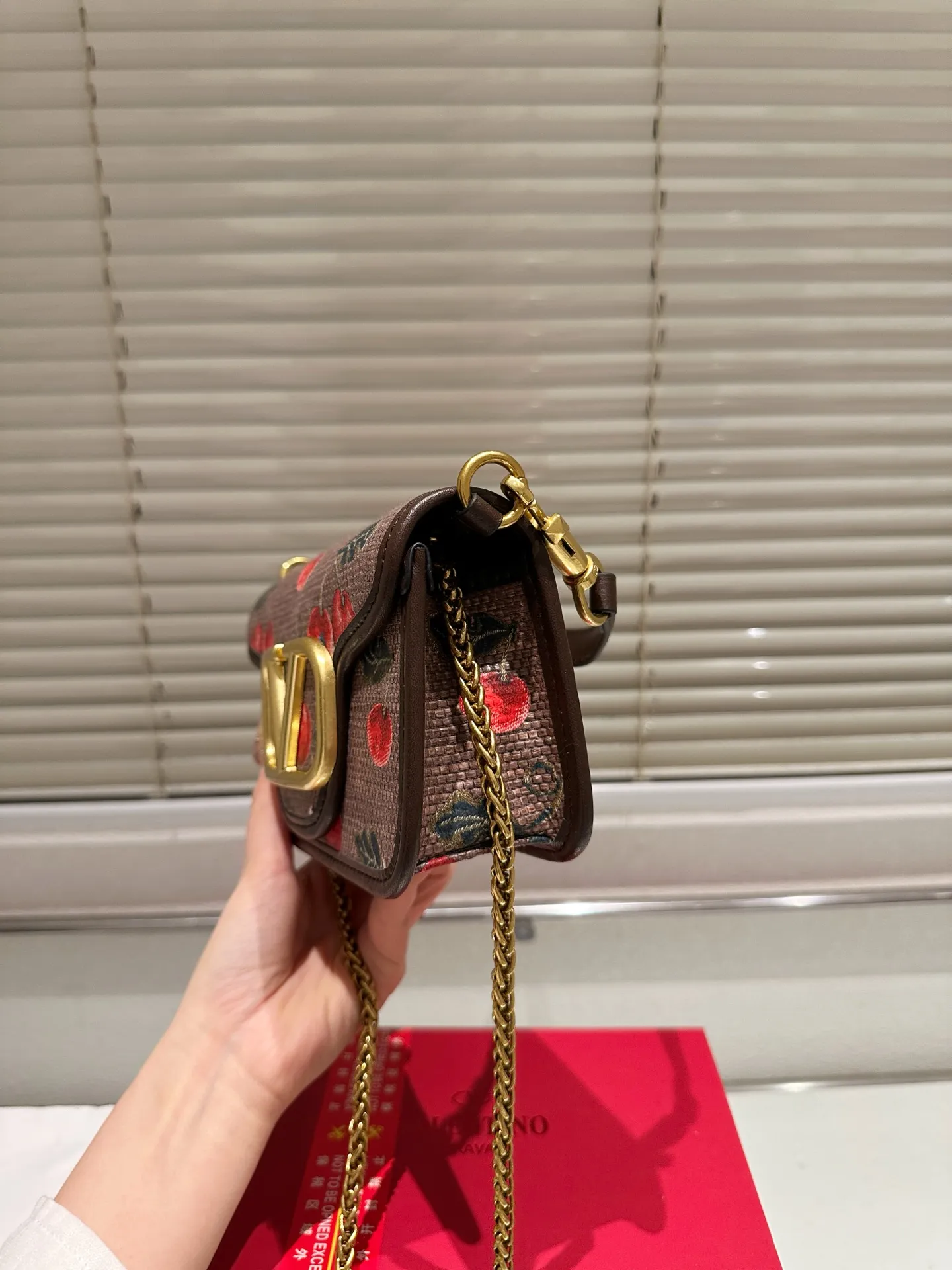 Small P350 folding box ⚠️Size 20.10 Valentino Loco shoulder bag has a high-end feel. This look is very versatile. No matter how you carry it, there is no pressure. Which girl can refuse such a beautiful bag?
