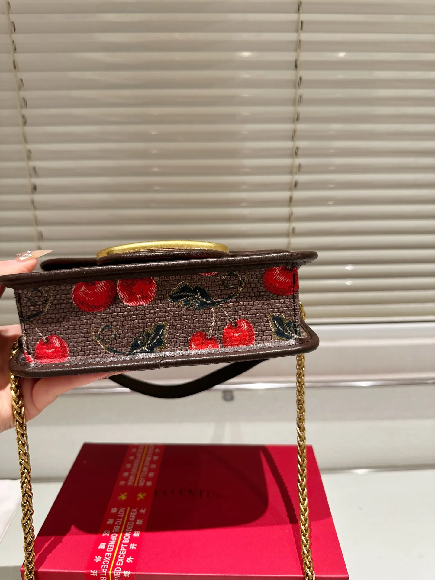 Small P350 folding box ⚠️Size 20.10 Valentino Loco shoulder bag has a high-end feel. This look is very versatile. No matter how you carry it, there is no pressure. Which girl can refuse such a beautiful bag?