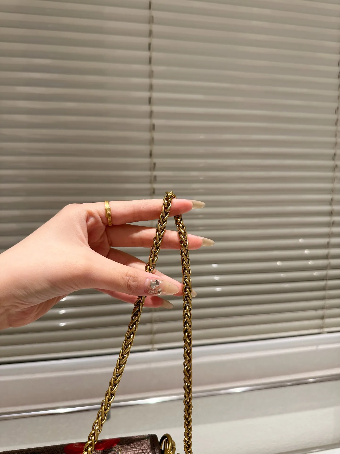 Small P350 folding box ⚠️Size 20.10 Valentino Loco shoulder bag has a high-end feel. This look is very versatile. No matter how you carry it, there is no pressure. Which girl can refuse such a beautiful bag?