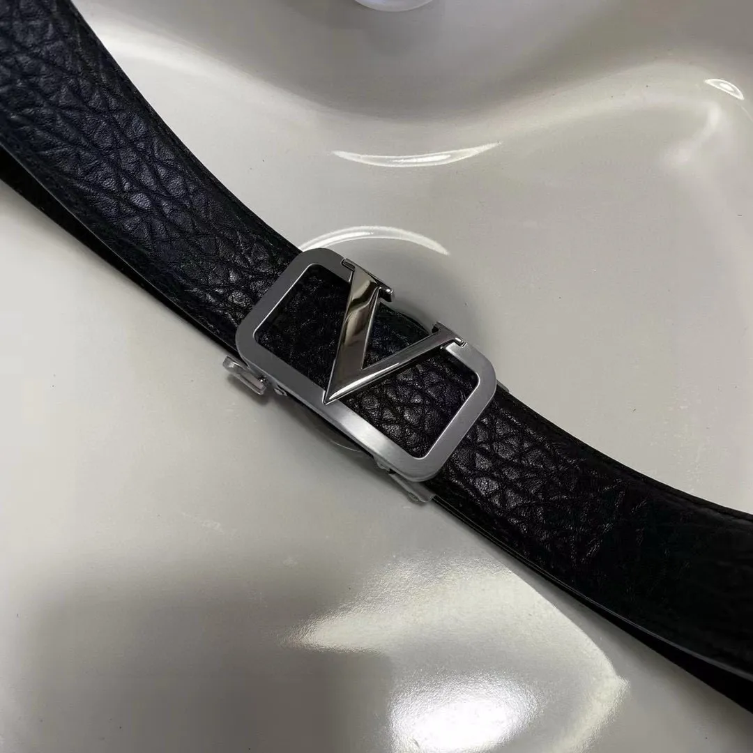 ✈️🇮🇹Brand: Valentino Valevtlo Guangzhou original buckle P160 ✈️🇮🇹Grade: 🚢Original private goods. First-layer cowhide black bottom, sold at counters🈶️, comparable to the genuine product! Exquisite oil edges, computer stitching, soft hand feel. No modifications in real photos. The upper body effect is super good, and the length can be cut. Comes with a full set of packaging at the counter. The first choice for gift giving ✈️🇮🇹Button: Guangzhou original buckle hardware ✈️🇮🇹Length: 100-125cm 3.5cm specifications ✈️🇮🇹Color: black