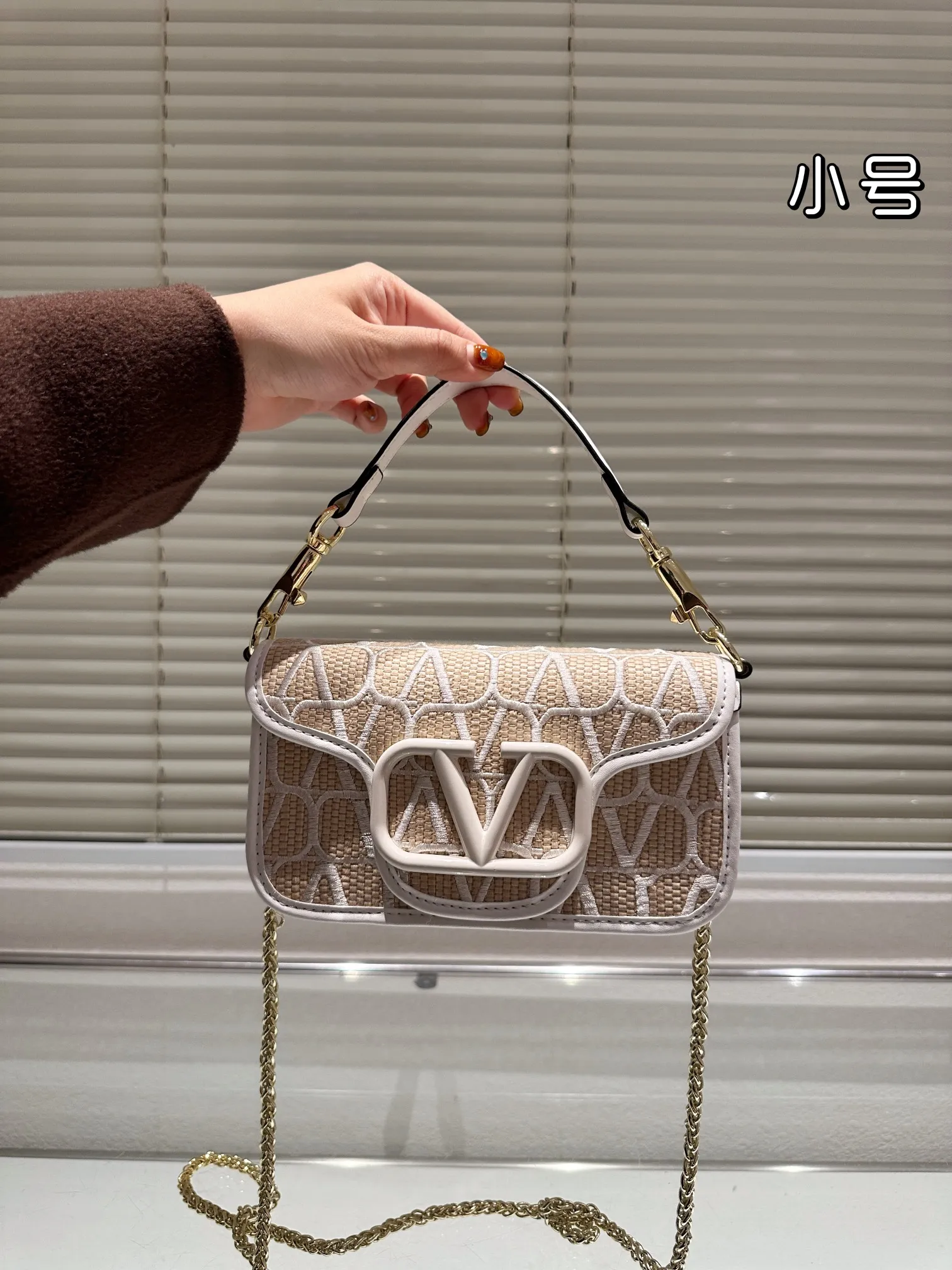 Large P380 Folding Box⚠️Size 26.11 Small P370 Folding Box⚠️Size 20.10 Valentino Loco Shoulder Bag Overflowing with a sense of luxury. This look is very versatile. No matter how you carry it, there is no pressure. Which girl can resist such a beautiful bag?