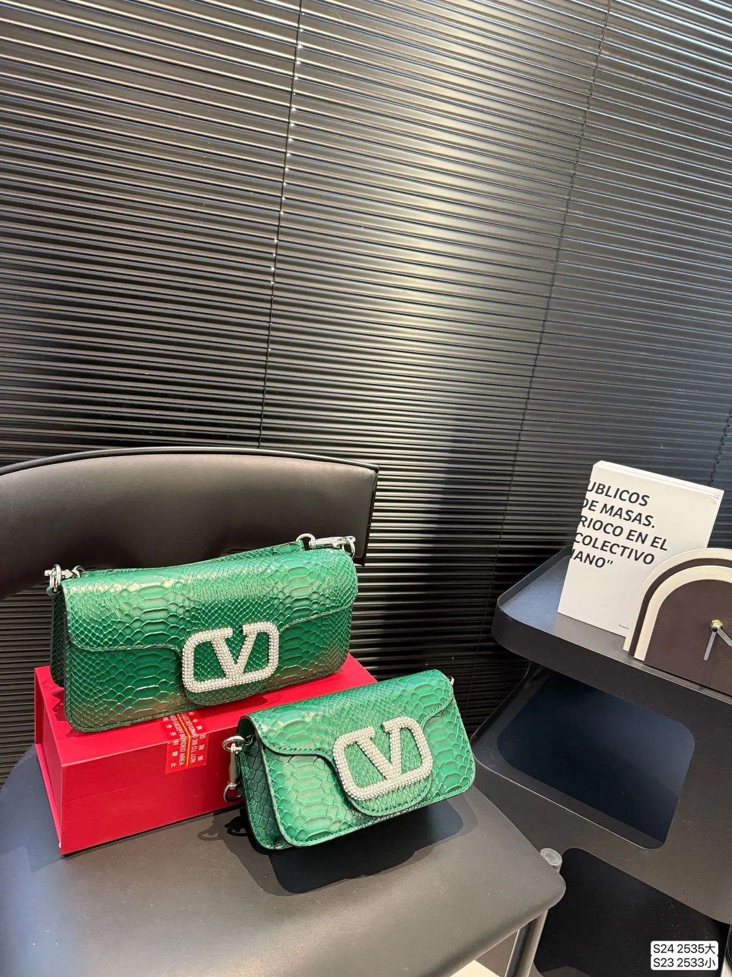 Large size P340 Small size P330 with folding box Valentino shoulder bag Fashionable and easy to match without looking old-fashioned The beauty and temperament bonus is so high~ I love this calmness and elegance Size: large size 27 13 small size 20 12 Item number large size 2535 small size 2533