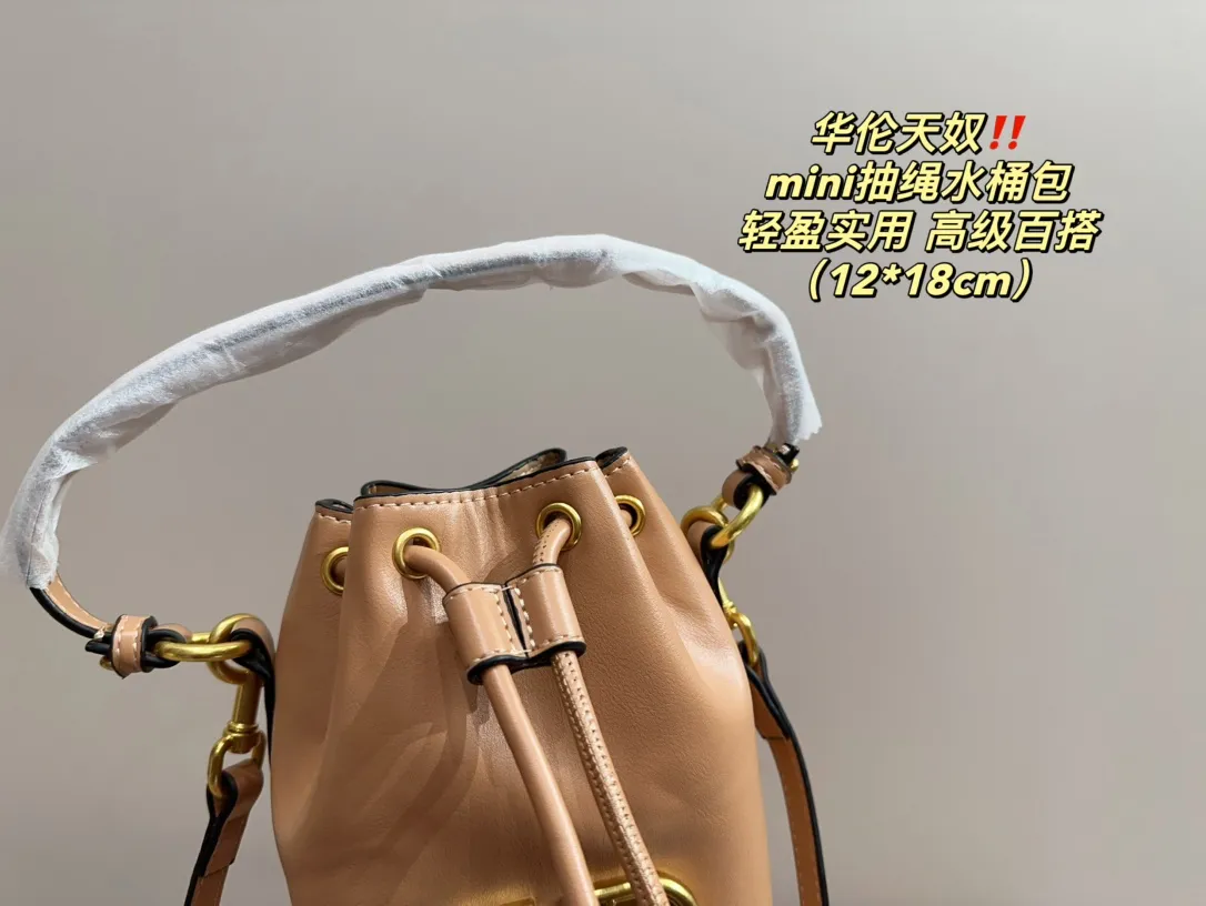 P310 comes with folding box ⚠️Size 12.18 Valentino mini drawstring bucket bag. The texture is very soft. The chain and logo are all gold. Sisters, don’t worry. This bag is very light, and I think it is very practical. It is very easy to match and the capacity is quite large. Basically, when we girls go out, we can put daily things in it. The black color with gold logo and chain looks really high-end and very attractive.