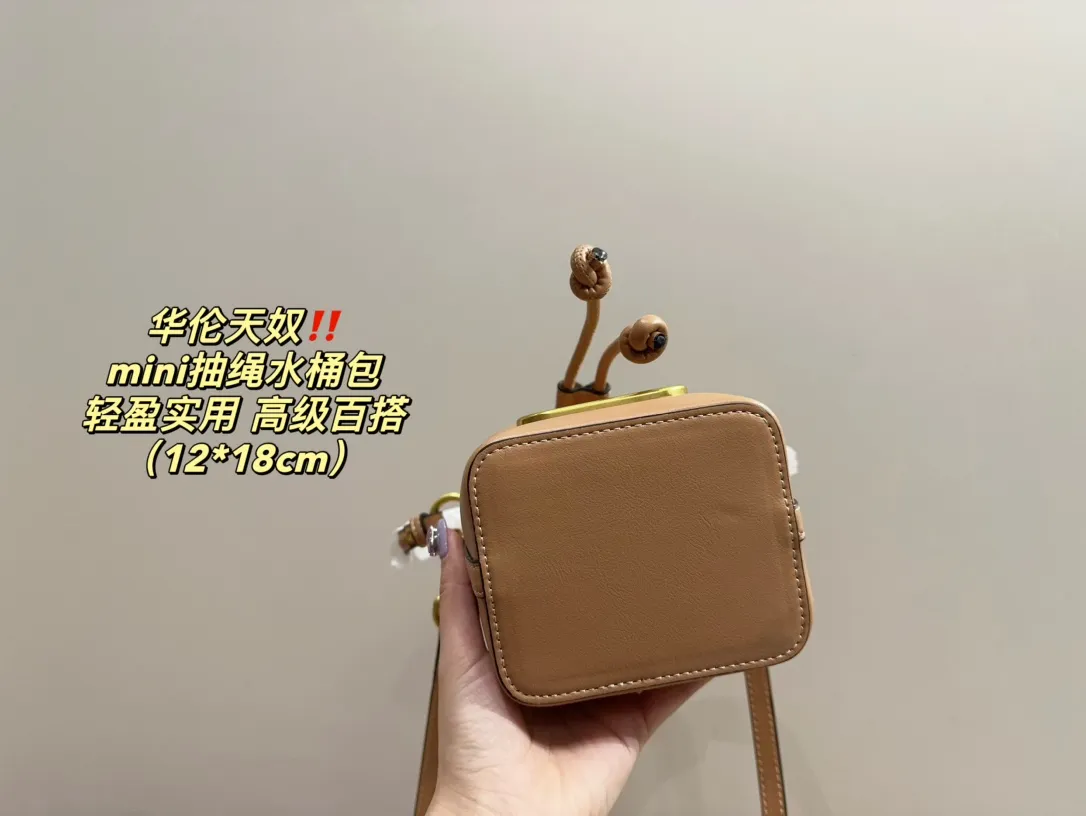 P310 comes with folding box ⚠️Size 12.18 Valentino mini drawstring bucket bag. The texture is very soft. The chain and logo are all gold. Sisters, don’t worry. This bag is very light, and I think it is very practical. It is very easy to match and the capacity is quite large. Basically, when we girls go out, we can put daily things in it. The black color with gold logo and chain looks really high-end and very attractive.