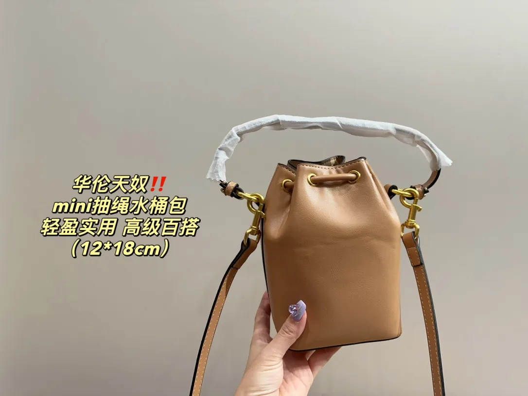 P310 comes with folding box ⚠️Size 12.18 Valentino mini drawstring bucket bag. The texture is very soft. The chain and logo are all gold. Sisters, don’t worry. This bag is very light, and I think it is very practical. It is very easy to match and the capacity is quite large. Basically, when we girls go out, we can put daily things in it. The black color with gold logo and chain looks really high-end and very attractive.