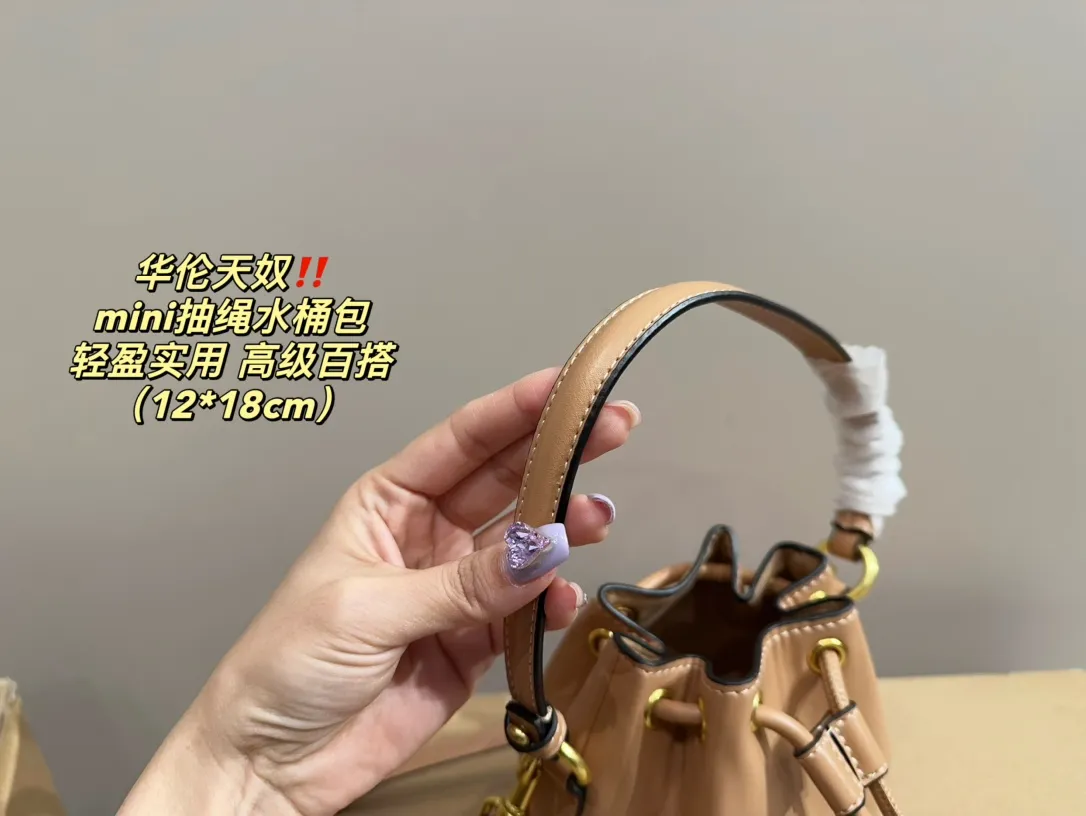 P310 comes with folding box ⚠️Size 12.18 Valentino mini drawstring bucket bag. The texture is very soft. The chain and logo are all gold. Sisters, don’t worry. This bag is very light, and I think it is very practical. It is very easy to match and the capacity is quite large. Basically, when we girls go out, we can put daily things in it. The black color with gold logo and chain looks really high-end and very attractive.