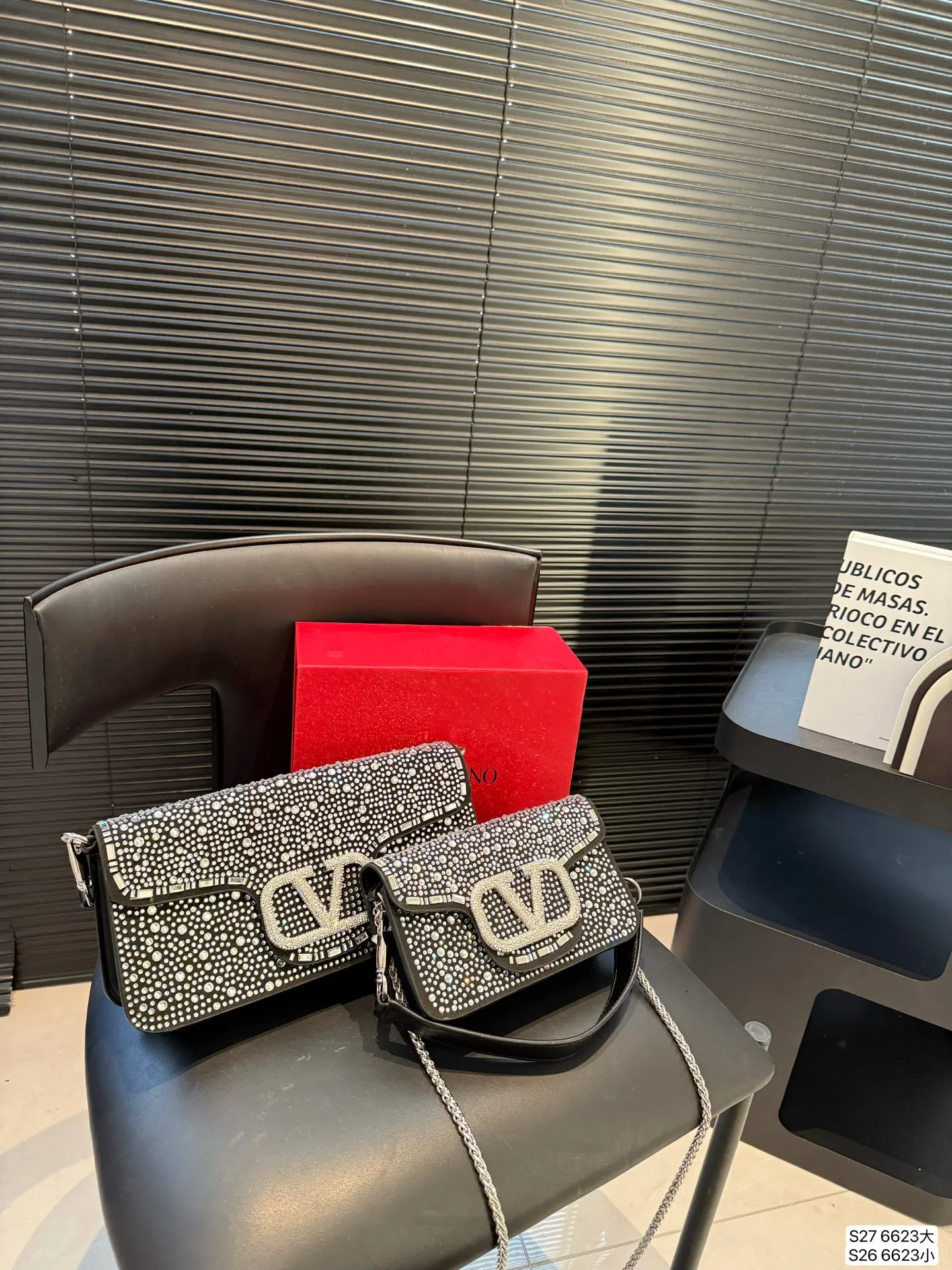 Large size P370 Small size P360 with folding box This time Valentino really went big. Favored by celebrities from all walks of life ~ The simple design is not only full of art but also exquisite. High-end sizes: Large size 28 13.5 Small size 20 11 Item No. 6623