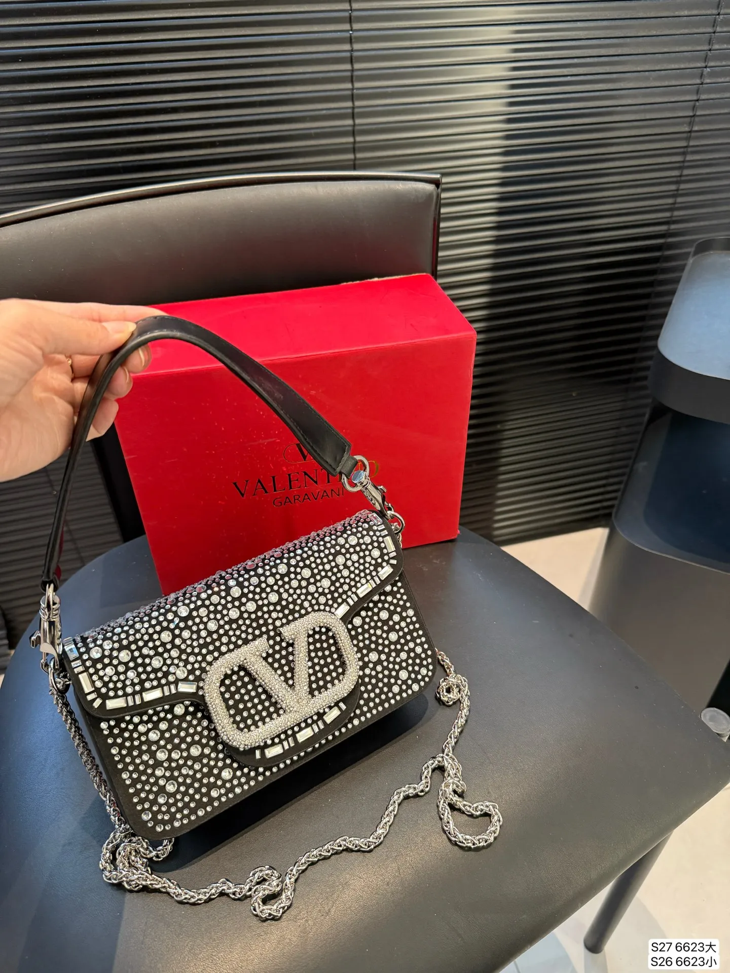 Large size P370 Small size P360 with folding box This time Valentino really went big. Favored by celebrities from all walks of life ~ The simple design is not only full of art but also exquisite. High-end sizes: Large size 28 13.5 Small size 20 11 Item No. 6623