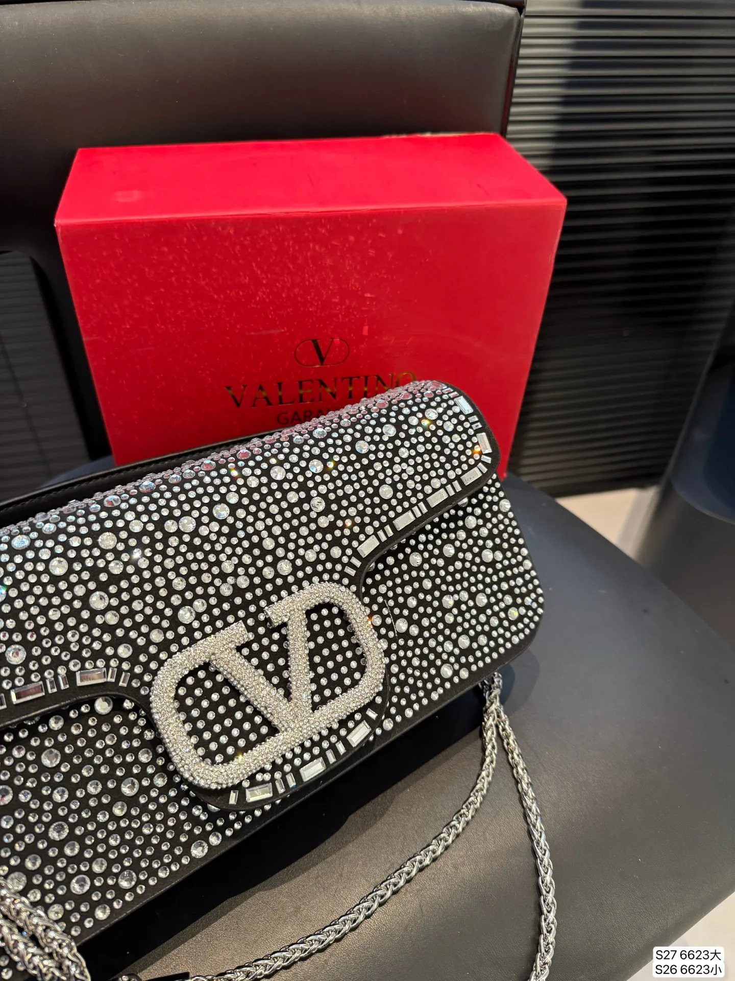 Large size P370 Small size P360 with folding box This time Valentino really went big. Favored by celebrities from all walks of life ~ The simple design is not only full of art but also exquisite. High-end sizes: Large size 28 13.5 Small size 20 11 Item No. 6623