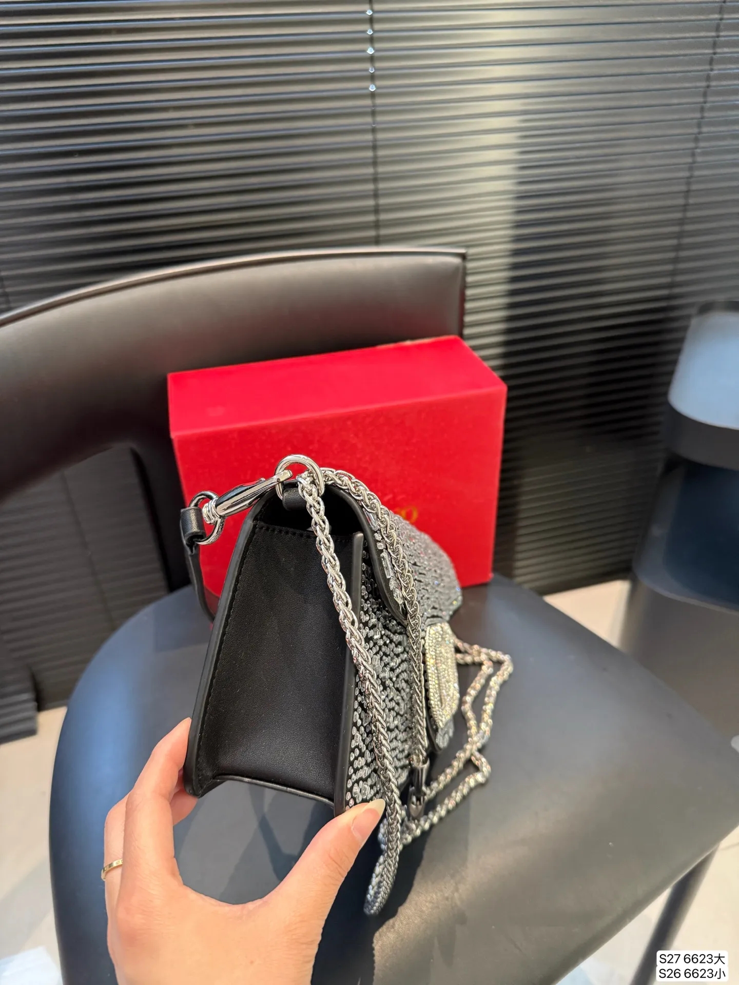 Large size P370 Small size P360 with folding box This time Valentino really went big. Favored by celebrities from all walks of life ~ The simple design is not only full of art but also exquisite. High-end sizes: Large size 28 13.5 Small size 20 11 Item No. 6623