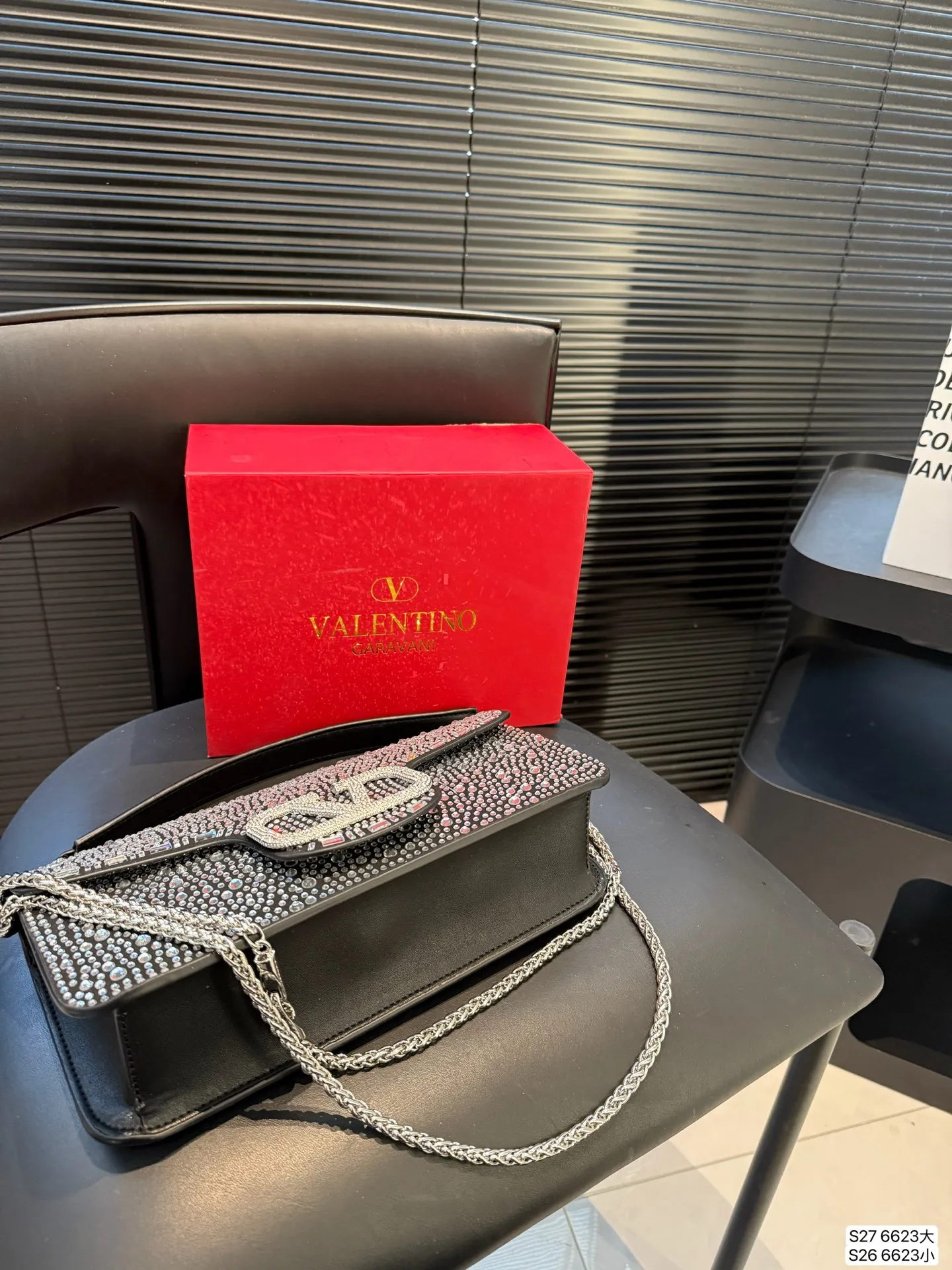 Large size P370 Small size P360 with folding box This time Valentino really went big. Favored by celebrities from all walks of life ~ The simple design is not only full of art but also exquisite. High-end sizes: Large size 28 13.5 Small size 20 11 Item No. 6623