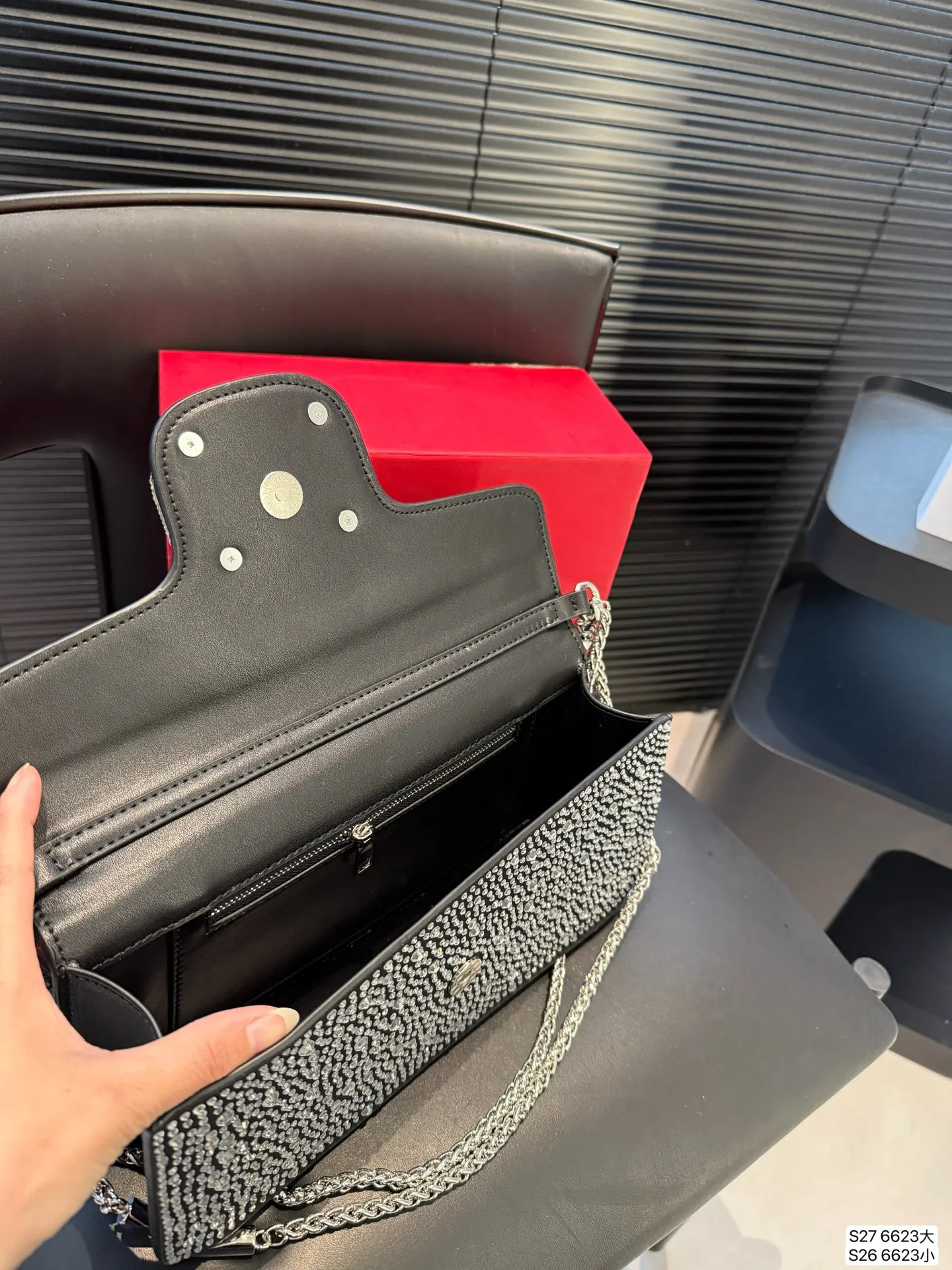 Large size P370 Small size P360 with folding box This time Valentino really went big. Favored by celebrities from all walks of life ~ The simple design is not only full of art but also exquisite. High-end sizes: Large size 28 13.5 Small size 20 11 Item No. 6623