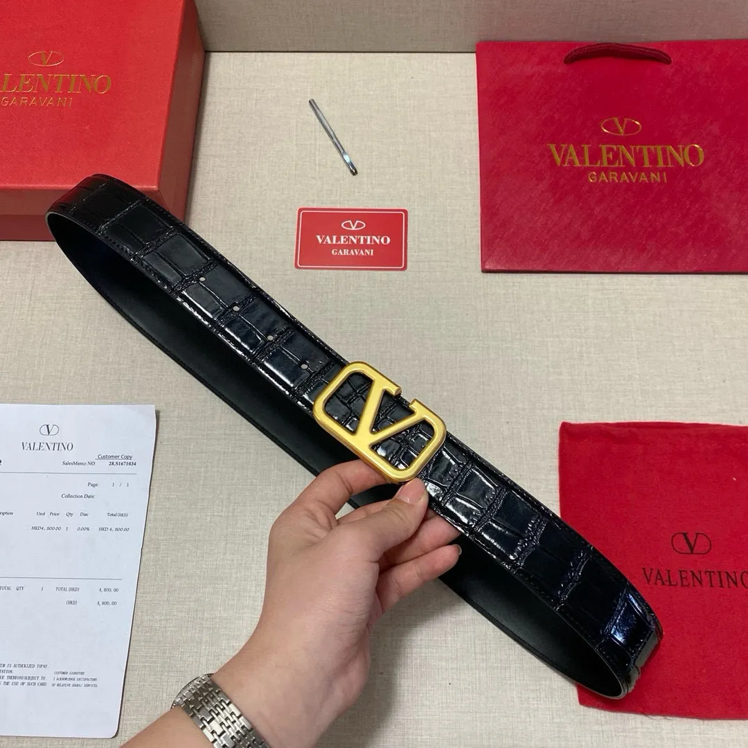 ✈️🇮🇹Brand: Valentino Valevtlo P160 ✈️🇮🇹Grade: 🚢Original private goods. Customized first-layer cowhide sold at counters🈶️, comparable to the genuine product! Exquisite oil edges, computer stitching, soft hand feel. No modifications in real photos. The upper body effect is super good, and the length can be cut. Comes with a full set of packaging at the counter. The first choice for gifting. Comes with eye needles. ✈️🇮🇹Button head: Guangzhou original buckle hardware ✈️🇮🇹Length: 100-125cm 3.8cm specifications ✈️🇮🇹Color: black