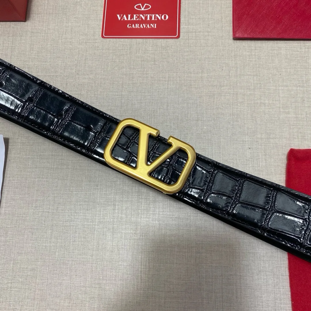 ✈️🇮🇹Brand: Valentino Valevtlo P160 ✈️🇮🇹Grade: 🚢Original private goods. Customized first-layer cowhide sold at counters🈶️, comparable to the genuine product! Exquisite oil edges, computer stitching, soft hand feel. No modifications in real photos. The upper body effect is super good, and the length can be cut. Comes with a full set of packaging at the counter. The first choice for gifting. Comes with eye needles. ✈️🇮🇹Button head: Guangzhou original buckle hardware ✈️🇮🇹Length: 100-125cm 3.8cm specifications ✈️🇮🇹Color: black