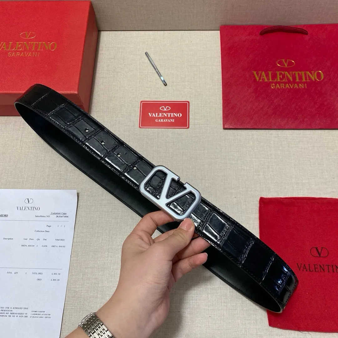 ✈️🇮🇹Brand: Valentino Valevtlo P160 ✈️🇮🇹Grade: 🚢Original private goods. Customized first-layer cowhide sold at counters🈶️, comparable to the genuine product! Exquisite oil edges, computer stitching, soft hand feel. No modifications in real photos. The upper body effect is super good, and the length can be cut. Comes with a full set of packaging at the counter. The first choice for gifting. Comes with eye needles. ✈️🇮🇹Button head: Guangzhou original buckle hardware ✈️🇮🇹Length: 100-125cm 3.8cm specifications ✈️🇮🇹Color: black