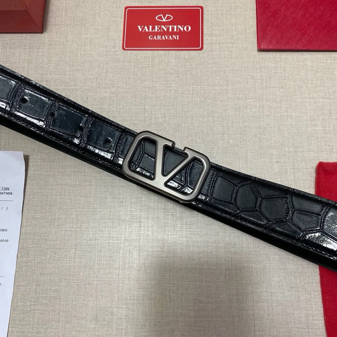 ✈️🇮🇹Brand: Valentino Valevtlo P160 ✈️🇮🇹Grade: 🚢Original private goods. Customized first-layer cowhide sold at counters🈶️, comparable to the genuine product! Exquisite oil edges, computer stitching, soft hand feel. No modifications in real photos. The upper body effect is super good, and the length can be cut. Comes with a full set of packaging at the counter. The first choice for gifting. Comes with eye needles. ✈️🇮🇹Button head: Guangzhou original buckle hardware ✈️🇮🇹Length: 100-125cm 3.8cm specifications ✈️🇮🇹Color: black