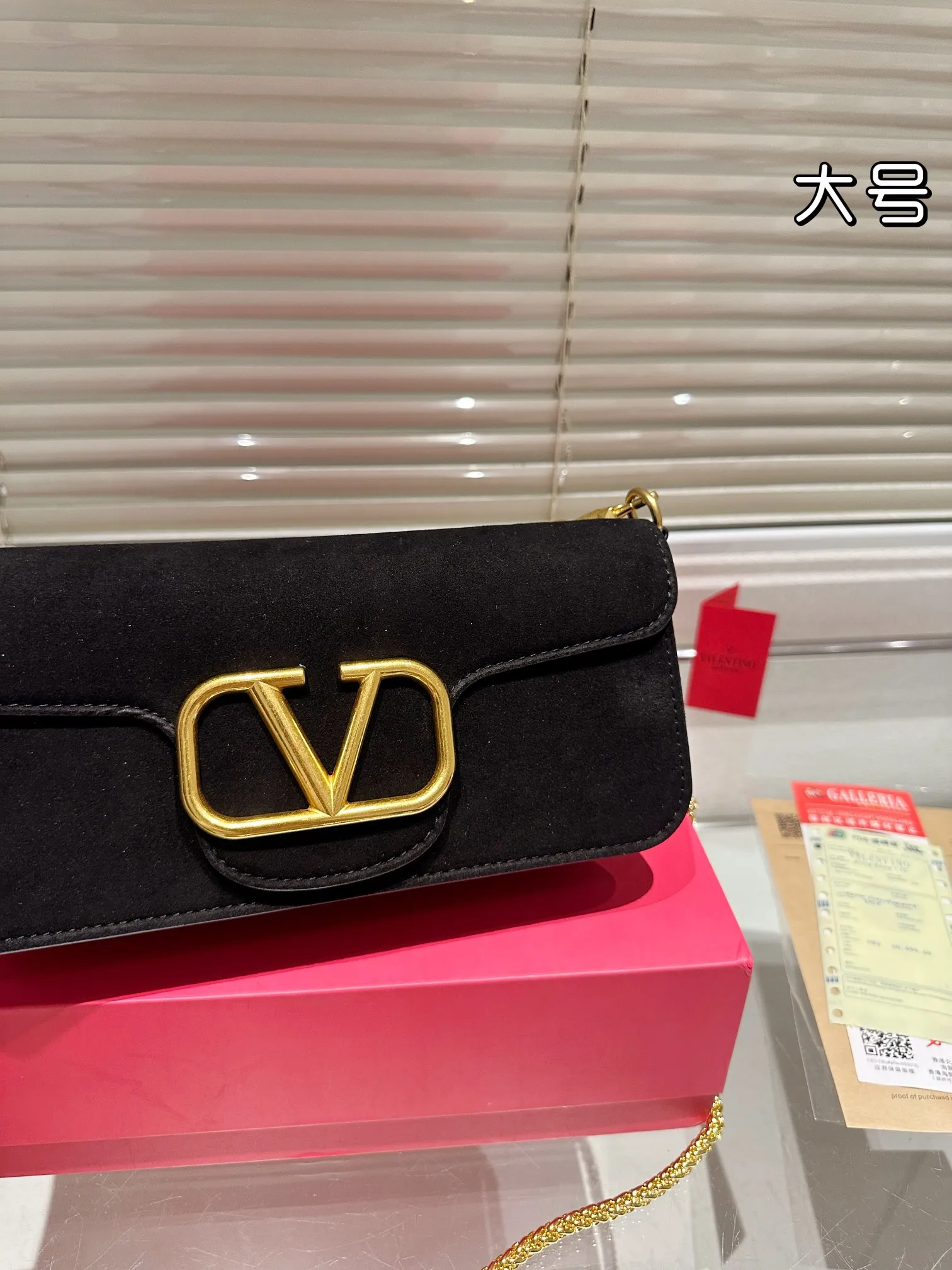 Large P360 Folding Box ⚠️Size 26.11 Valentino Loco Shoulder Bag Overflowing with Sophistication This Look Is Very Versatile No matter how you carry it, you won’t feel any pressure. Which girl can resist such a beautiful bag?