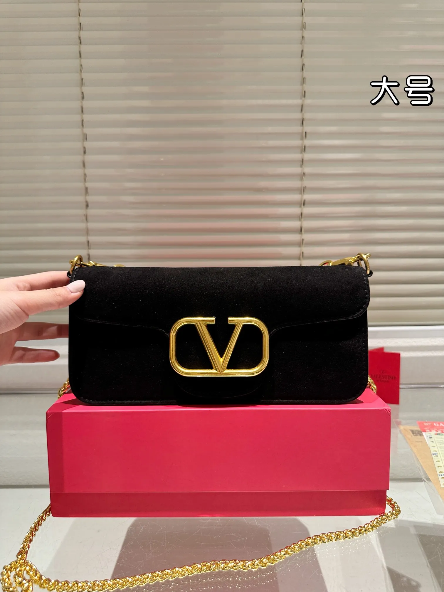 Large P360 Folding Box ⚠️Size 26.11 Valentino Loco Shoulder Bag Overflowing with Sophistication This Look Is Very Versatile No matter how you carry it, you won’t feel any pressure. Which girl can resist such a beautiful bag?