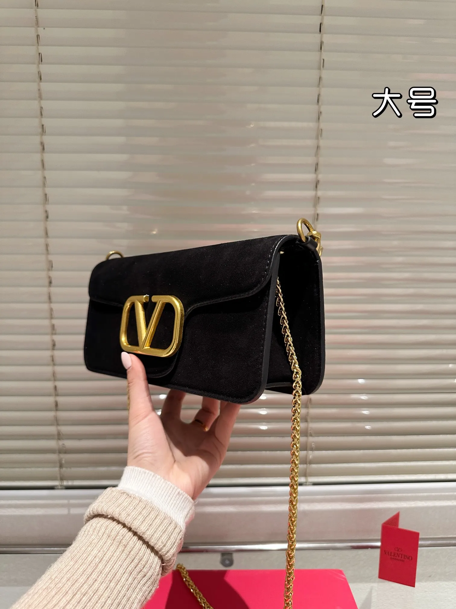 Large P360 Folding Box ⚠️Size 26.11 Valentino Loco Shoulder Bag Overflowing with Sophistication This Look Is Very Versatile No matter how you carry it, you won’t feel any pressure. Which girl can resist such a beautiful bag?