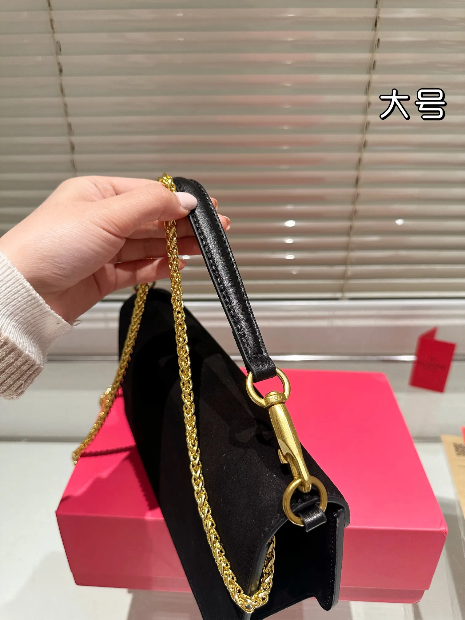 Large P360 Folding Box ⚠️Size 26.11 Valentino Loco Shoulder Bag Overflowing with Sophistication This Look Is Very Versatile No matter how you carry it, you won’t feel any pressure. Which girl can resist such a beautiful bag?