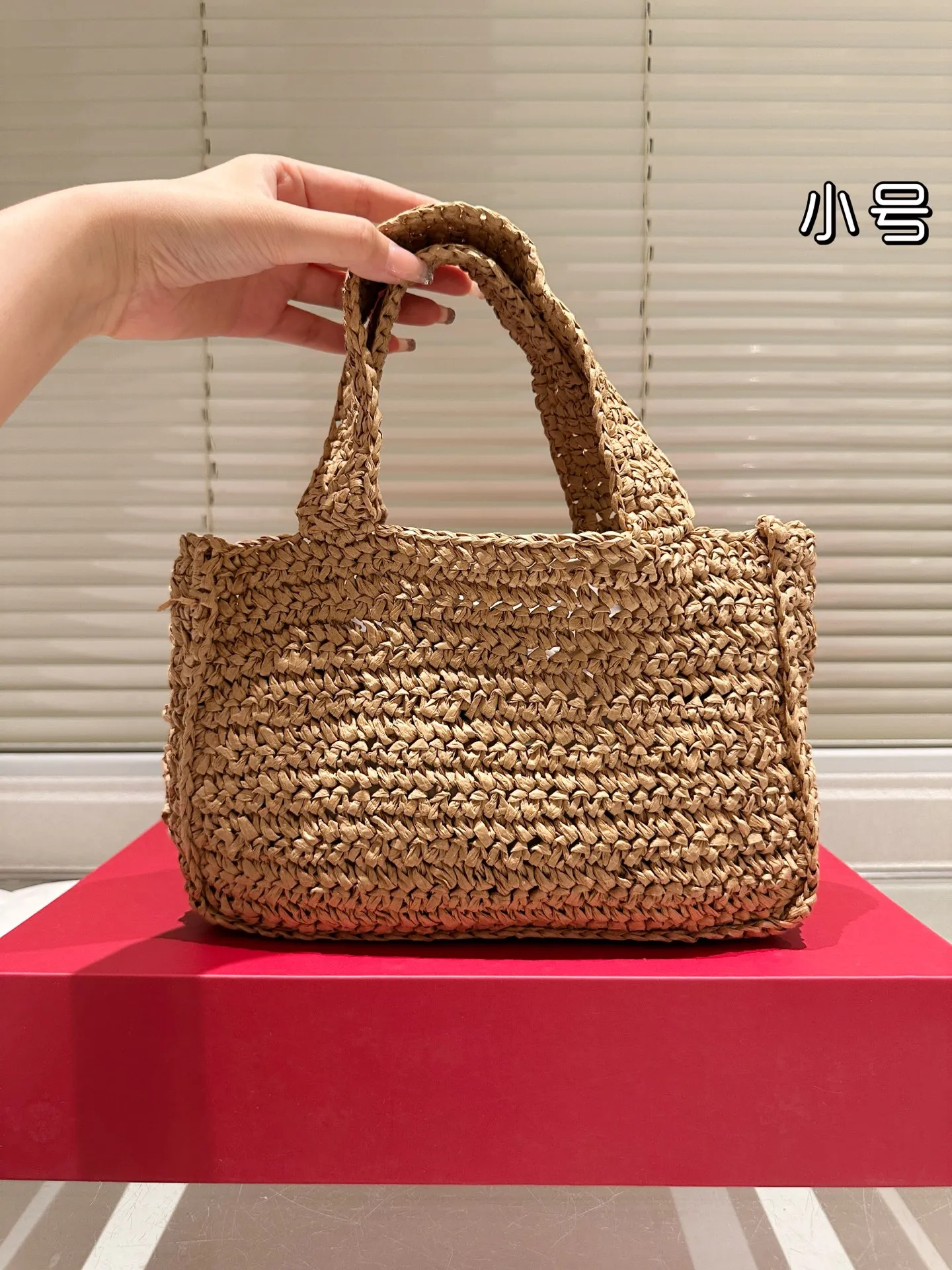 P390 P350 Valentino straw woven, a popular model in the counter. Playful and super personality, whoever wears it looks better. Can’t conceal the foreign style. Exquisite routing. Color matching is very distinctive. Very versatile and can be matched with daily life. Casual and playful with a little bit of a lady style. It will definitely become a super hot style in the new year, spring and summer. Size large 33.22, small 25.17