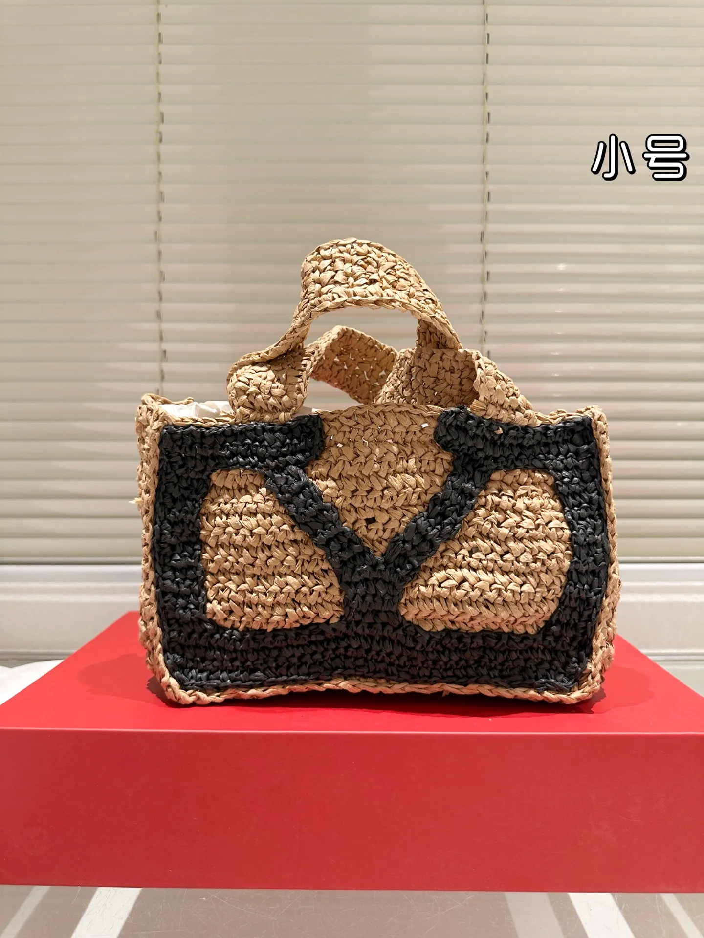 P390 P350 Valentino straw woven, a popular model in the counter. Playful and super personality, whoever wears it looks better. Can’t conceal the foreign style. Exquisite routing. Color matching is very distinctive. Very versatile and can be matched with daily life. Casual and playful with a little bit of a lady style. It will definitely become a super hot style in the new year, spring and summer. Size large 33.22, small 25.17