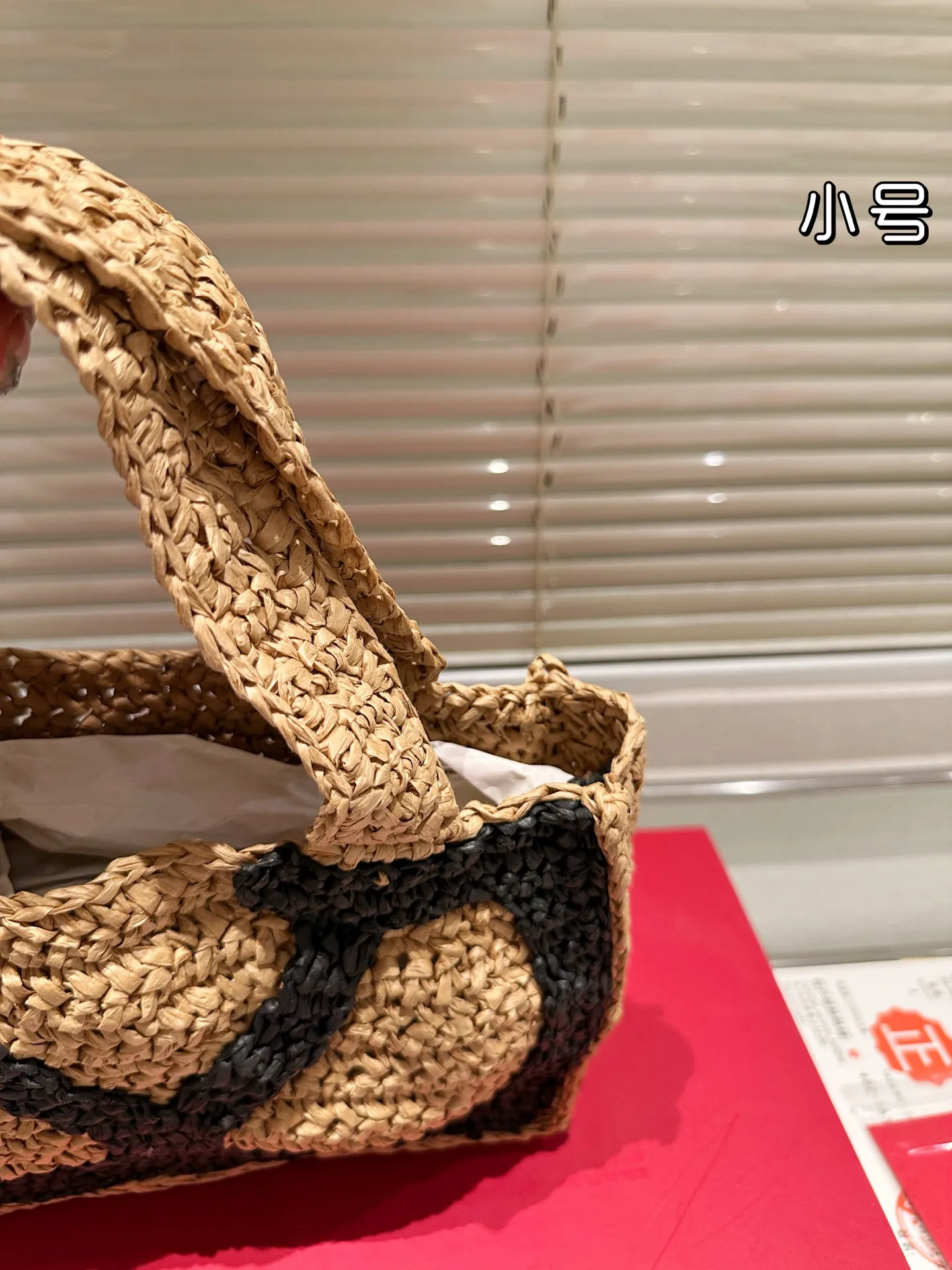 P390 P350 Valentino straw woven, a popular model in the counter. Playful and super personality, whoever wears it looks better. Can’t conceal the foreign style. Exquisite routing. Color matching is very distinctive. Very versatile and can be matched with daily life. Casual and playful with a little bit of a lady style. It will definitely become a super hot style in the new year, spring and summer. Size large 33.22, small 25.17
