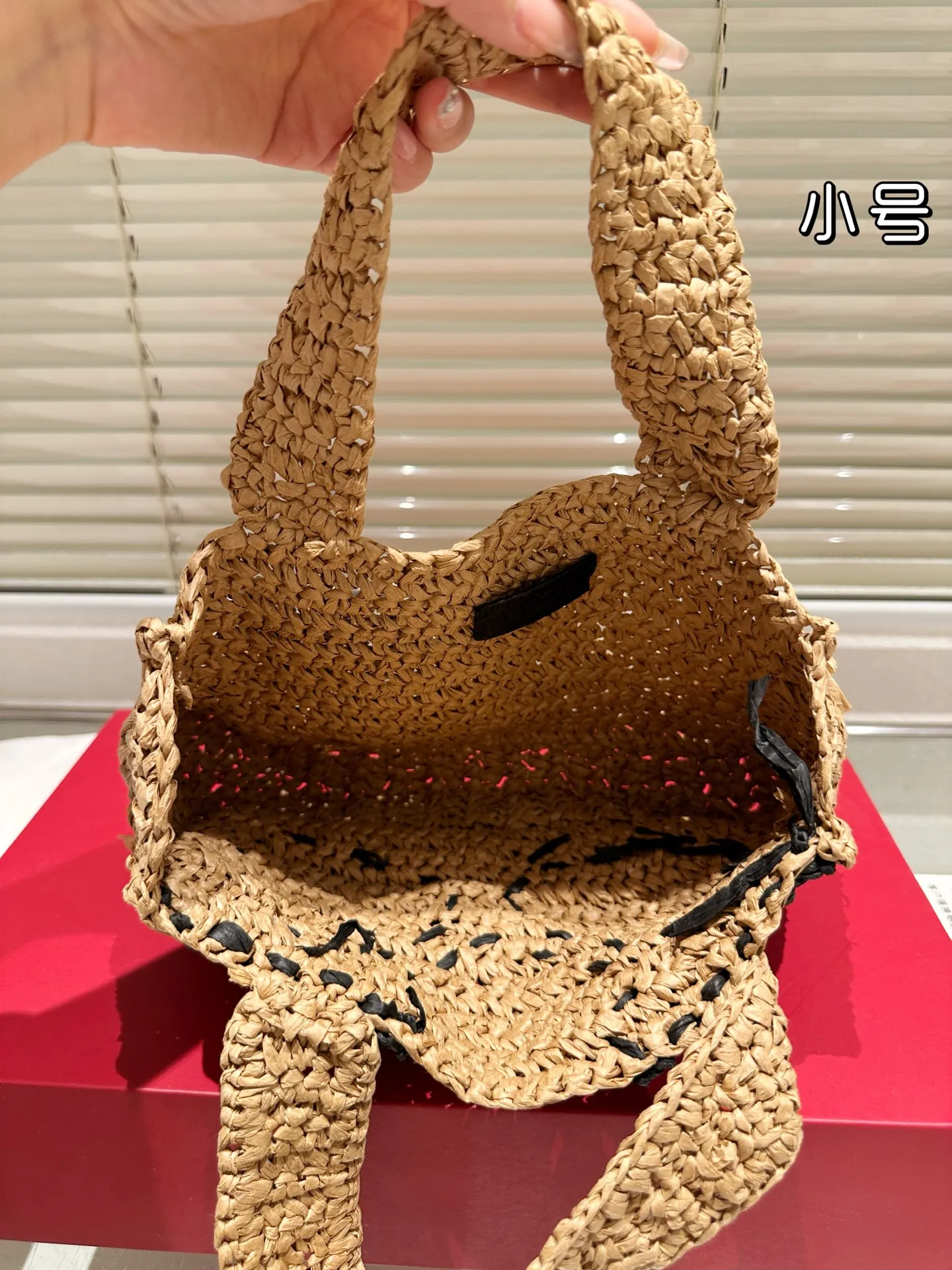 P390 P350 Valentino straw woven, a popular model in the counter. Playful and super personality, whoever wears it looks better. Can’t conceal the foreign style. Exquisite routing. Color matching is very distinctive. Very versatile and can be matched with daily life. Casual and playful with a little bit of a lady style. It will definitely become a super hot style in the new year, spring and summer. Size large 33.22, small 25.17