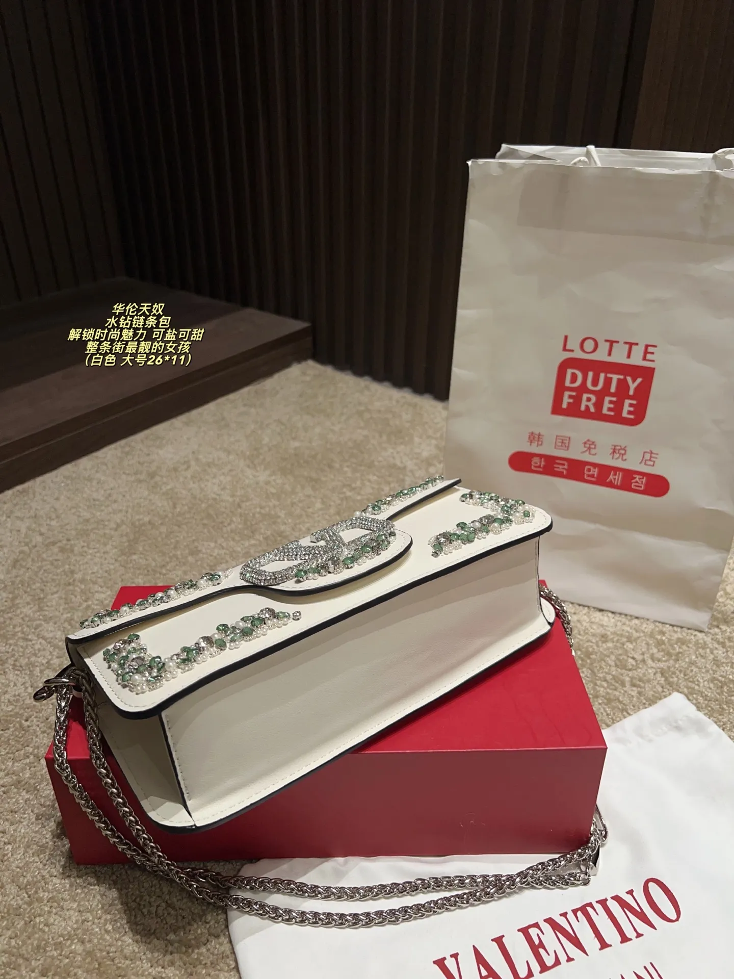 Large P410 with box⚠️size 26*11 Small P400 with box⚠️size 20*11 Valentino rhinestone chain bag Unlock fashion charm Can be salty or sweet The most beautiful girl on the street