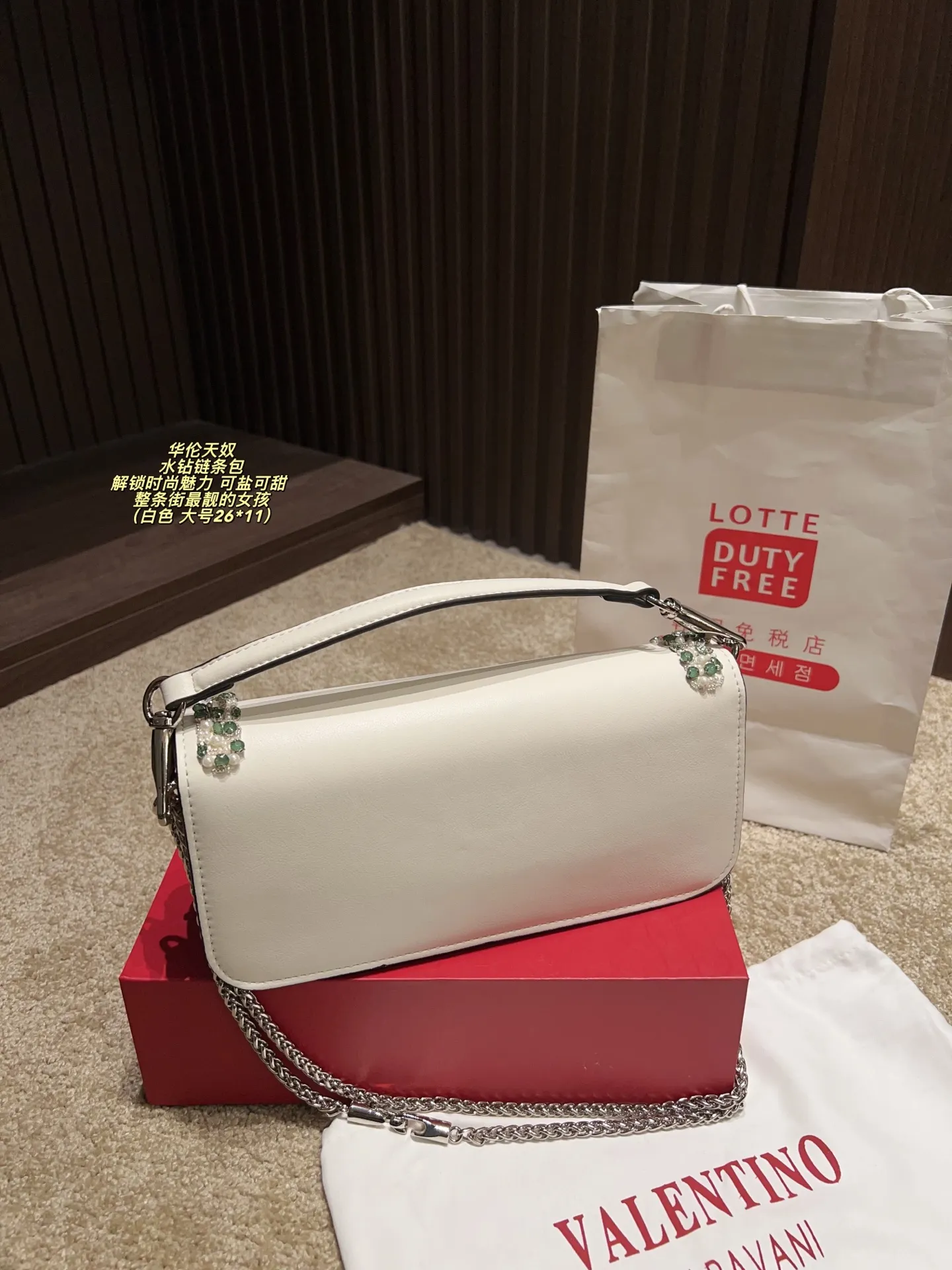 Large P410 with box⚠️size 26*11 Small P400 with box⚠️size 20*11 Valentino rhinestone chain bag Unlock fashion charm Can be salty or sweet The most beautiful girl on the street
