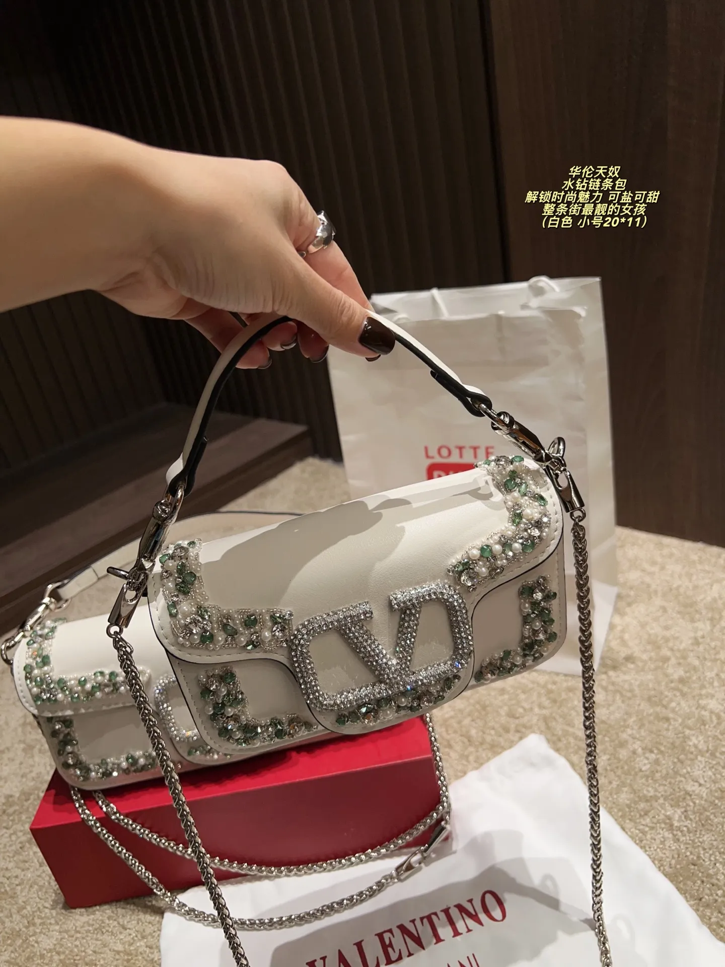 Large P410 with box⚠️size 26*11 Small P400 with box⚠️size 20*11 Valentino rhinestone chain bag Unlock fashion charm Can be salty or sweet The most beautiful girl on the street