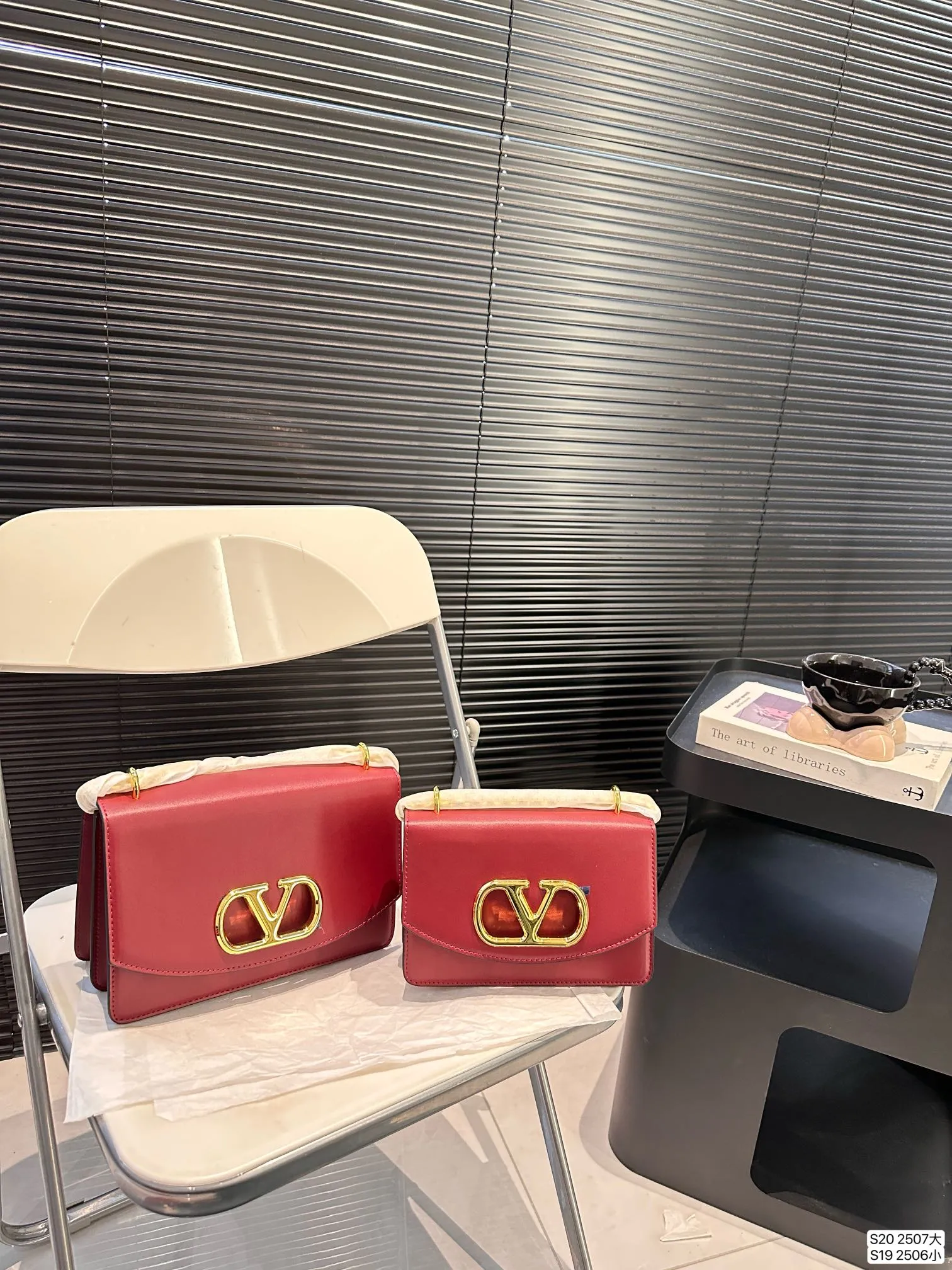Large size P300 Small size P290 with folding box Valentino chain bag Valentino SS25 Vain series chain bag creates simple retro style smooth cow leather touch advanced metal suction buckle opening and closing method It feels like a jewelry box #Valentinovalentino # retro # Size: Large 24 17 Small 20 13 Item No. Large 2507 Small 2506