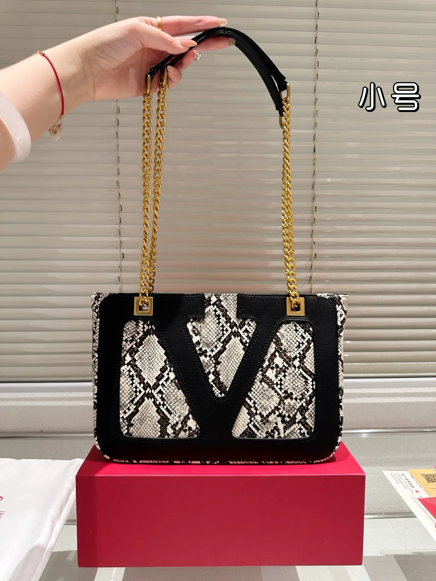 P370 Comes with gift box 🎁 Valentino VALENTINO Women’s Tote Bag Valentino Letter Bag Letter bag from Valentino. The new season has just arrived. Size 28.19