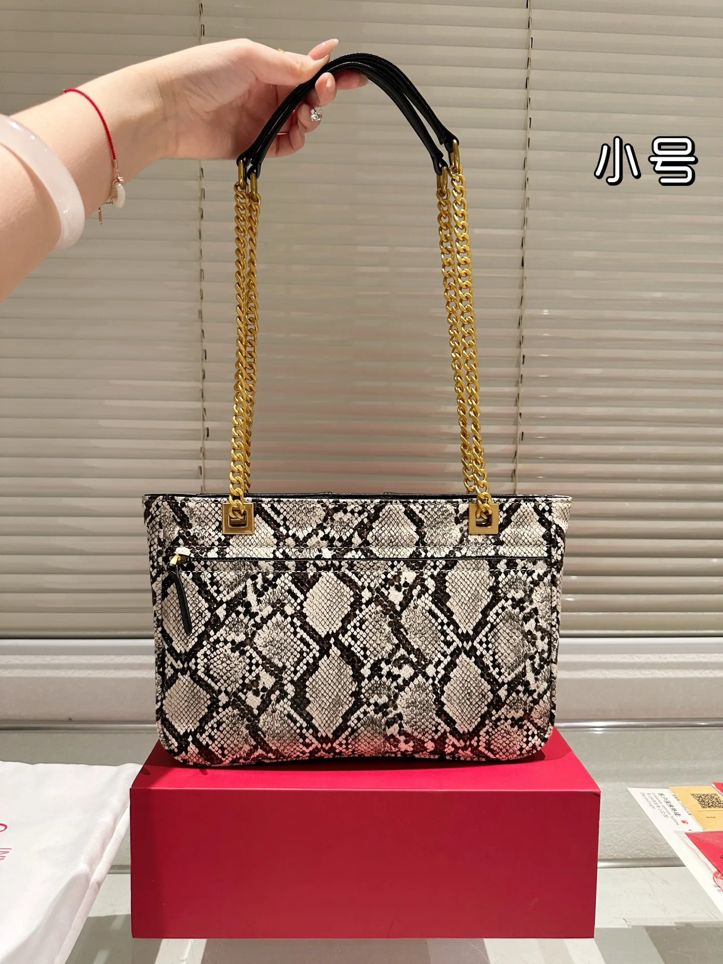 P370 Comes with gift box 🎁 Valentino VALENTINO Women’s Tote Bag Valentino Letter Bag Letter bag from Valentino. The new season has just arrived. Size 28.19