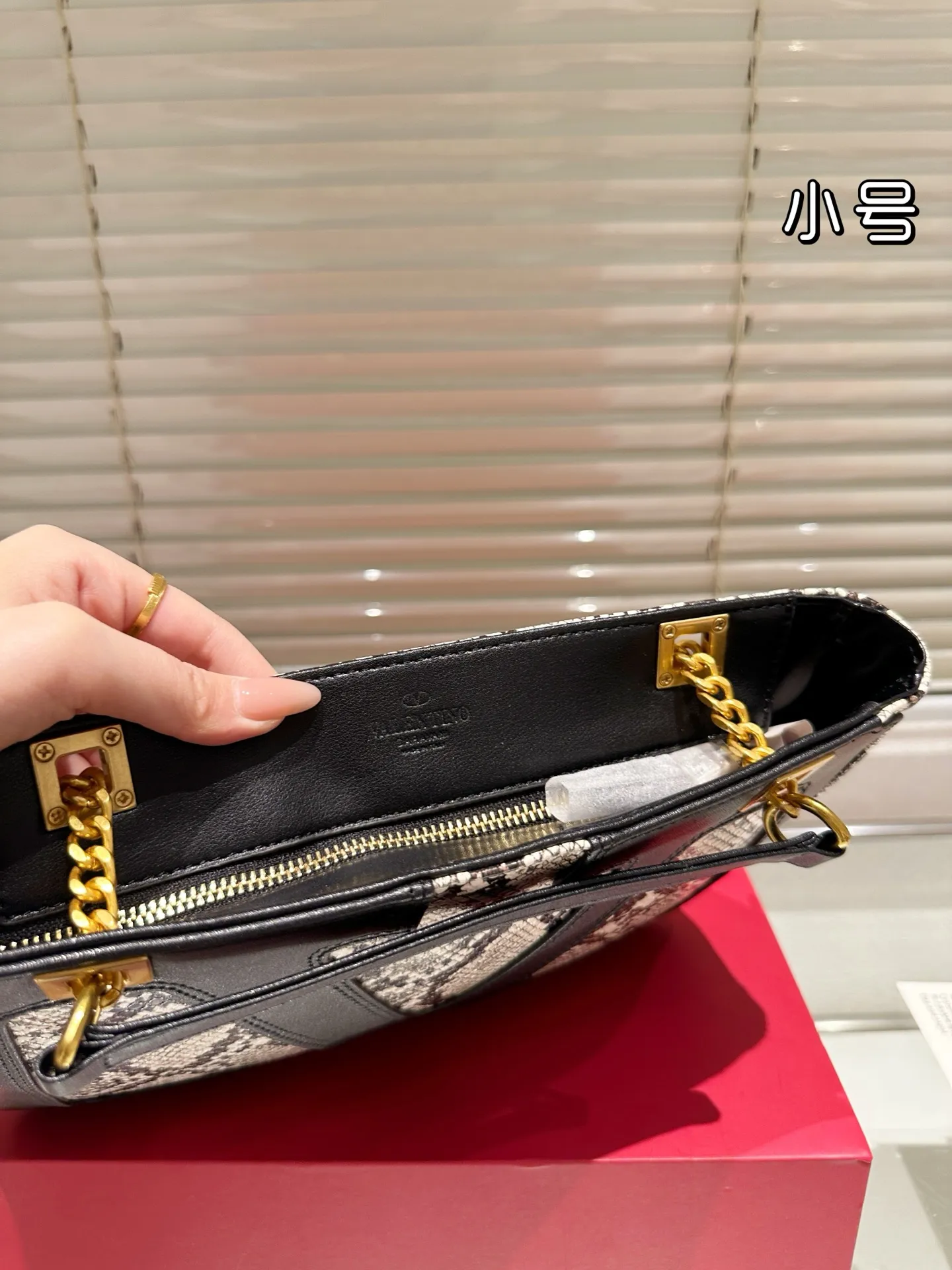 P370 Comes with gift box 🎁 Valentino VALENTINO Women’s Tote Bag Valentino Letter Bag Letter bag from Valentino. The new season has just arrived. Size 28.19