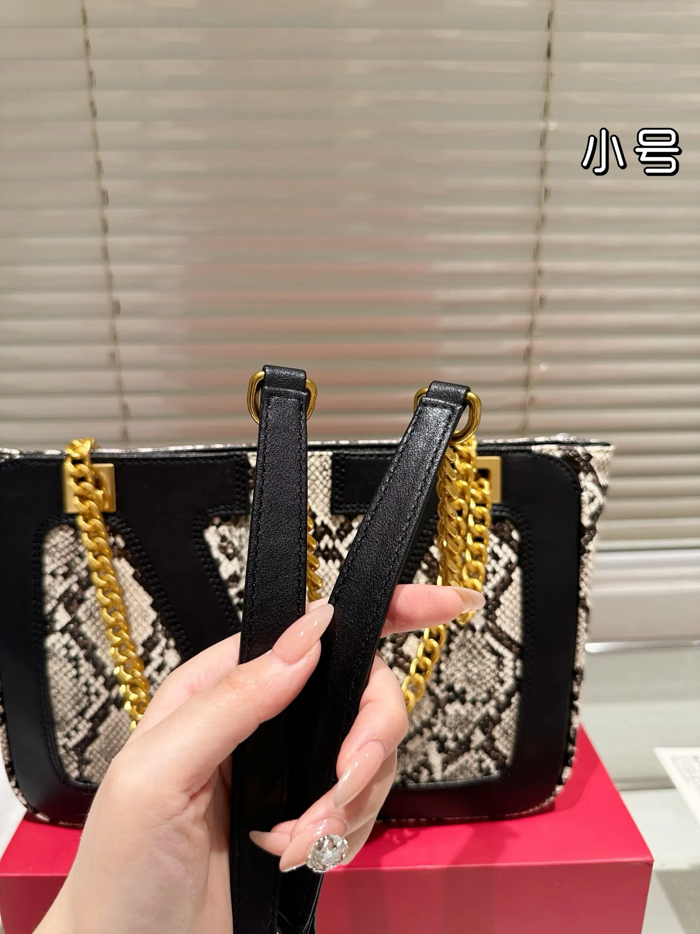 P370 Comes with gift box 🎁 Valentino VALENTINO Women’s Tote Bag Valentino Letter Bag Letter bag from Valentino. The new season has just arrived. Size 28.19