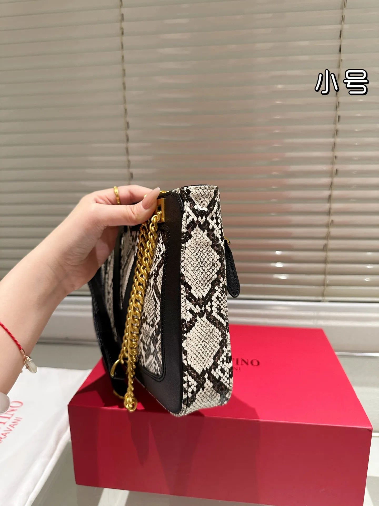 P370 Comes with gift box 🎁 Valentino VALENTINO Women’s Tote Bag Valentino Letter Bag Letter bag from Valentino. The new season has just arrived. Size 28.19