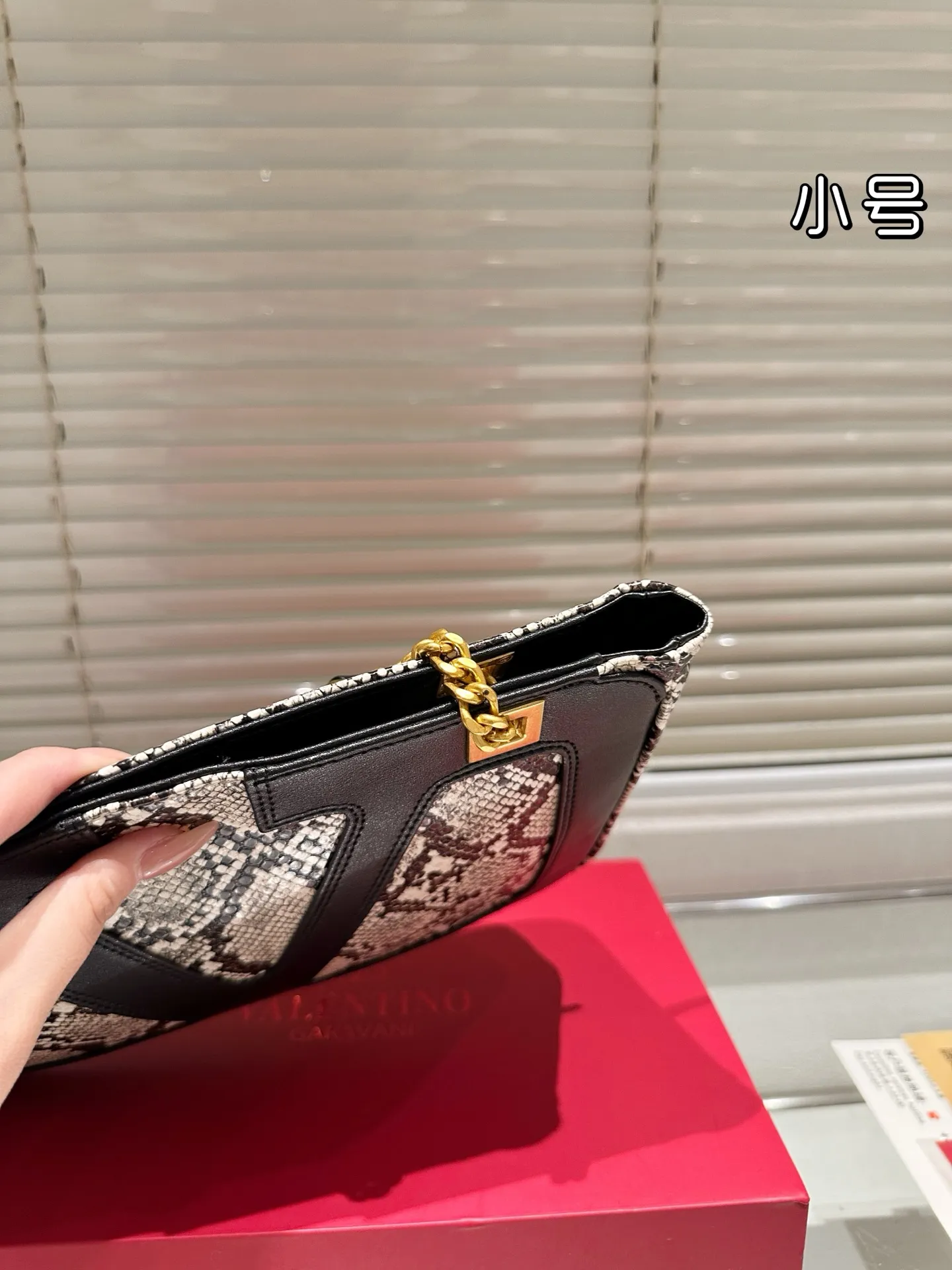 P370 Comes with gift box 🎁 Valentino VALENTINO Women’s Tote Bag Valentino Letter Bag Letter bag from Valentino. The new season has just arrived. Size 28.19